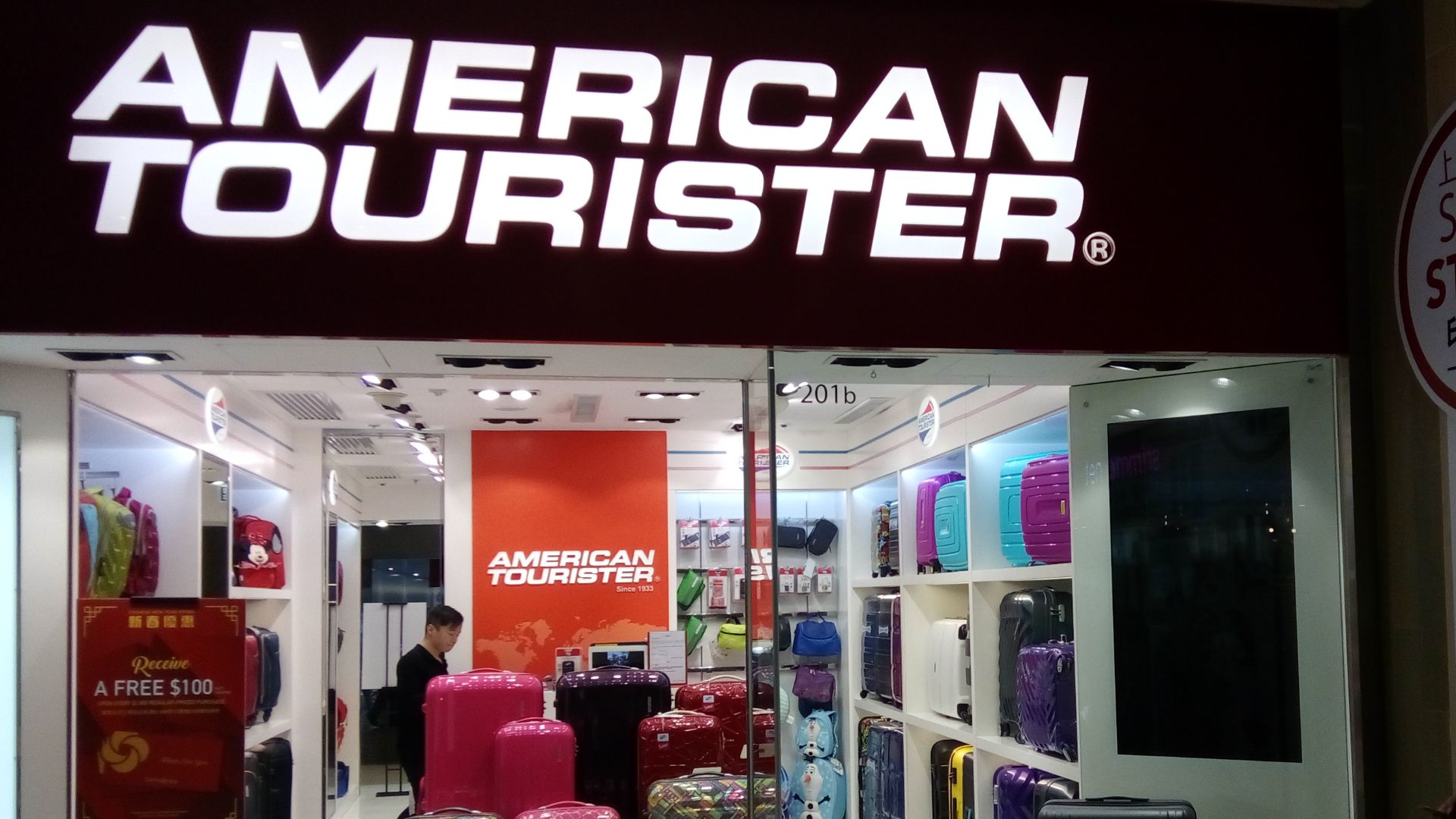 File:HK 上水匯 Sheung Shui Spot shop American Tourister Jan 2017 Lnv2.jpg