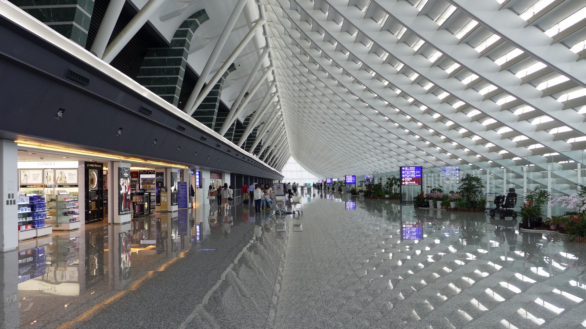 File:Taoyuan International Airport Terminal 1 Interior 201506.jpg