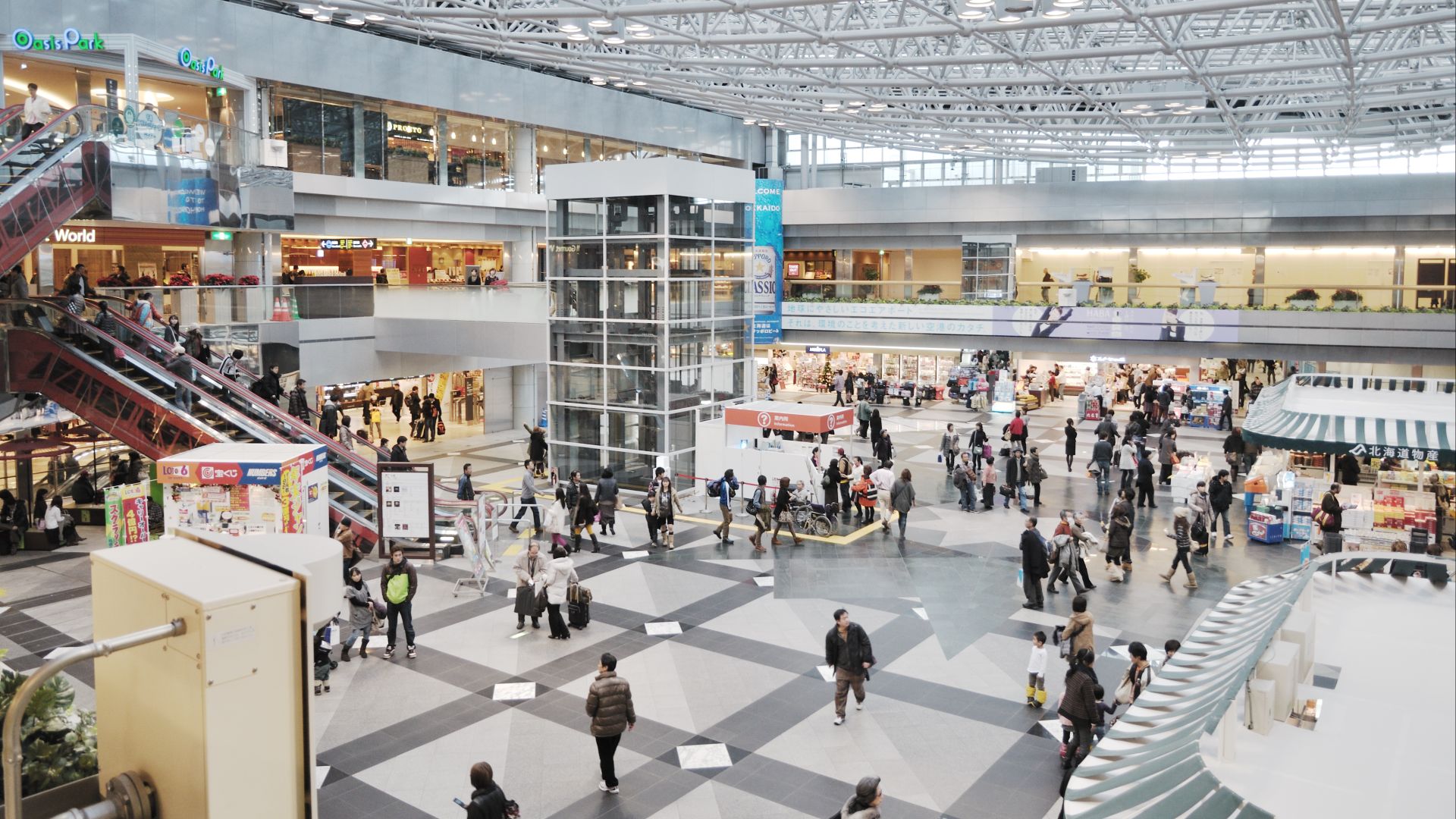 File:Interior of New Chitose Airport - Dec 4, 2011.jpg