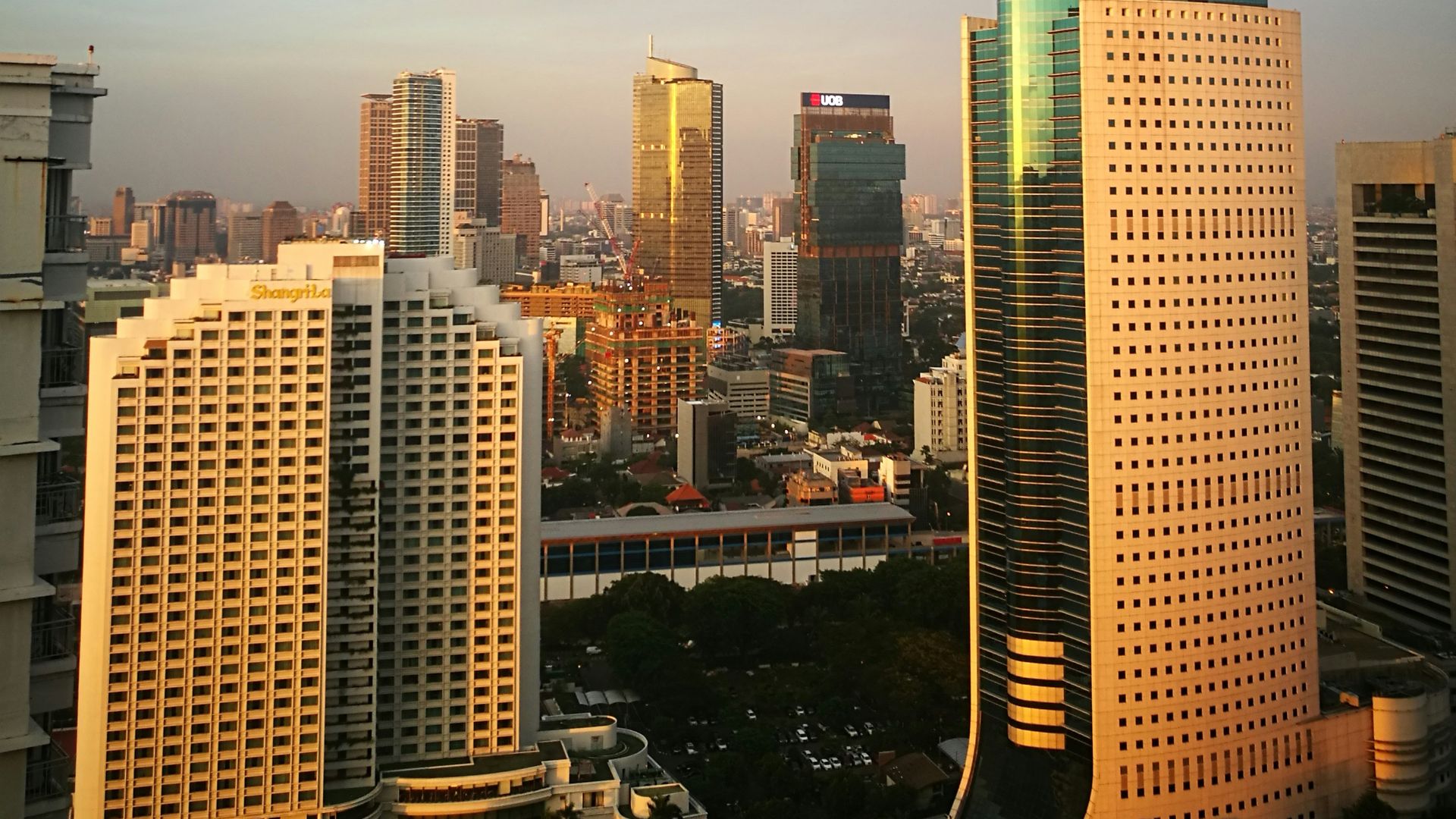 gray high-rise building