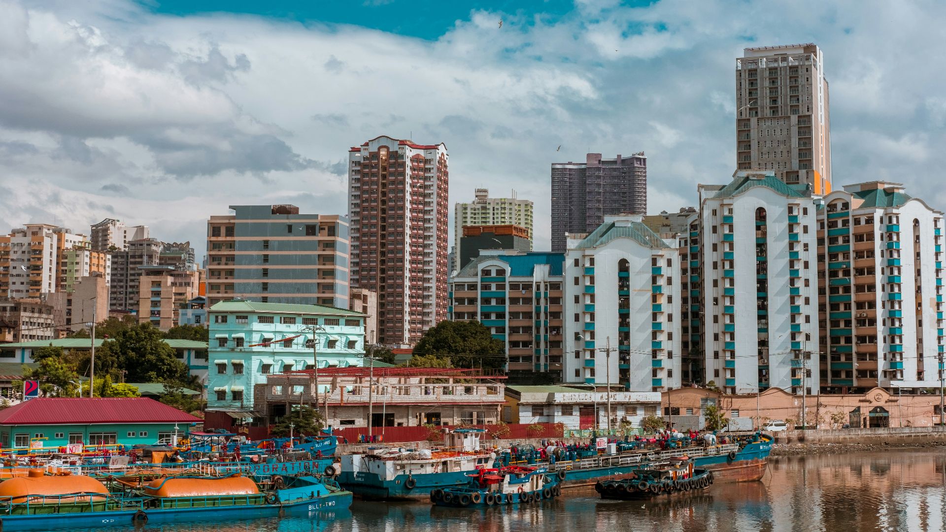 cityscape photography of buildings and boats