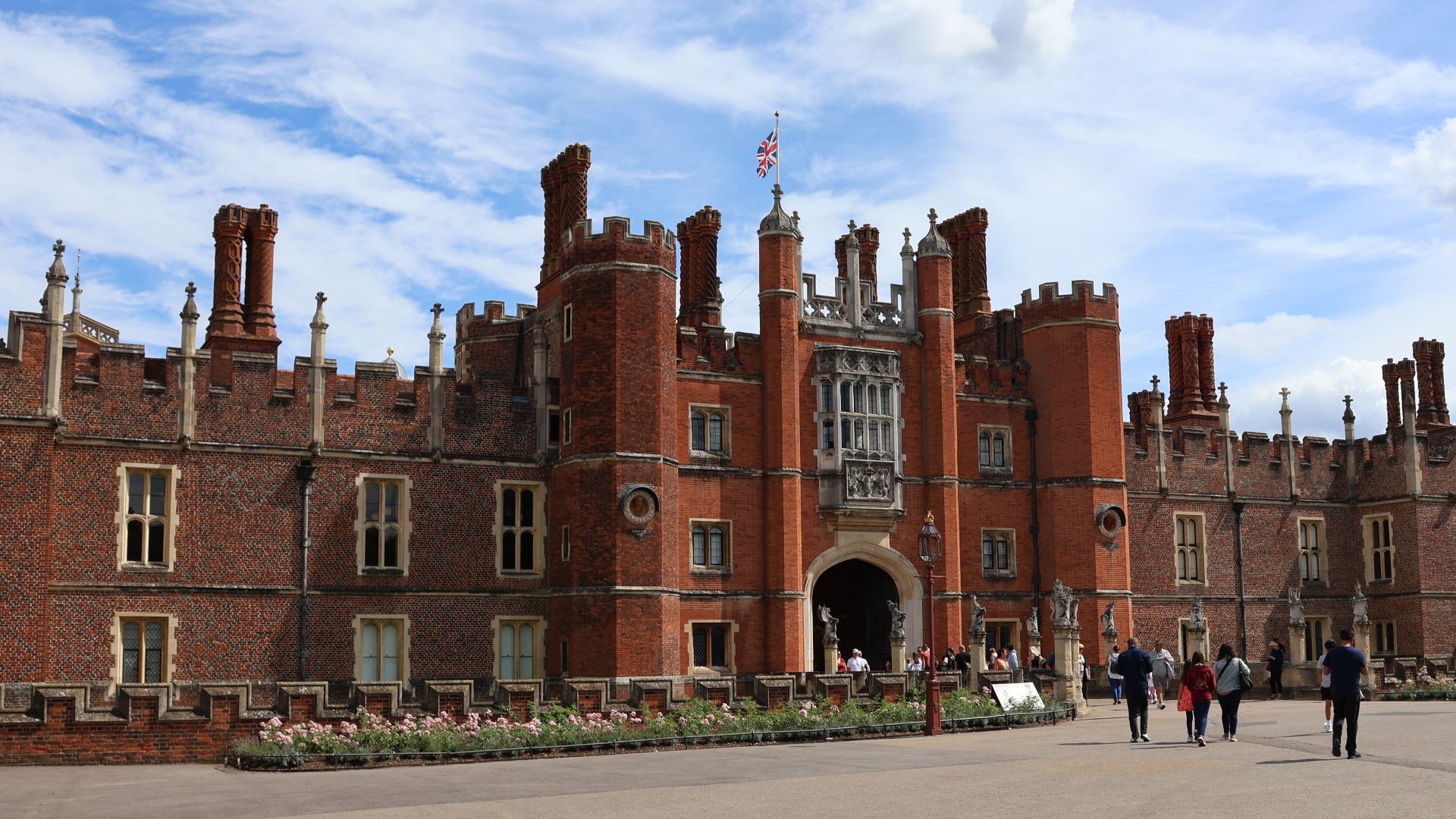 File:Hampton Court Palace (7 August 2023) 07.jpg