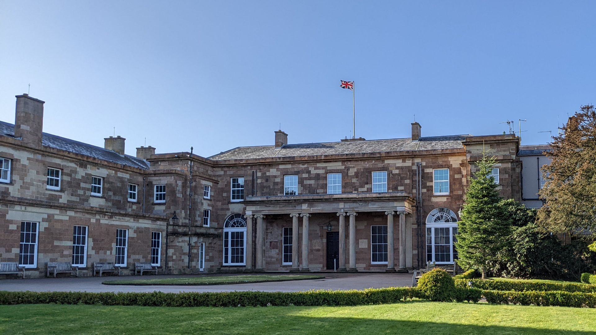 File:Hillsborough Castle (flag flying day).jpg