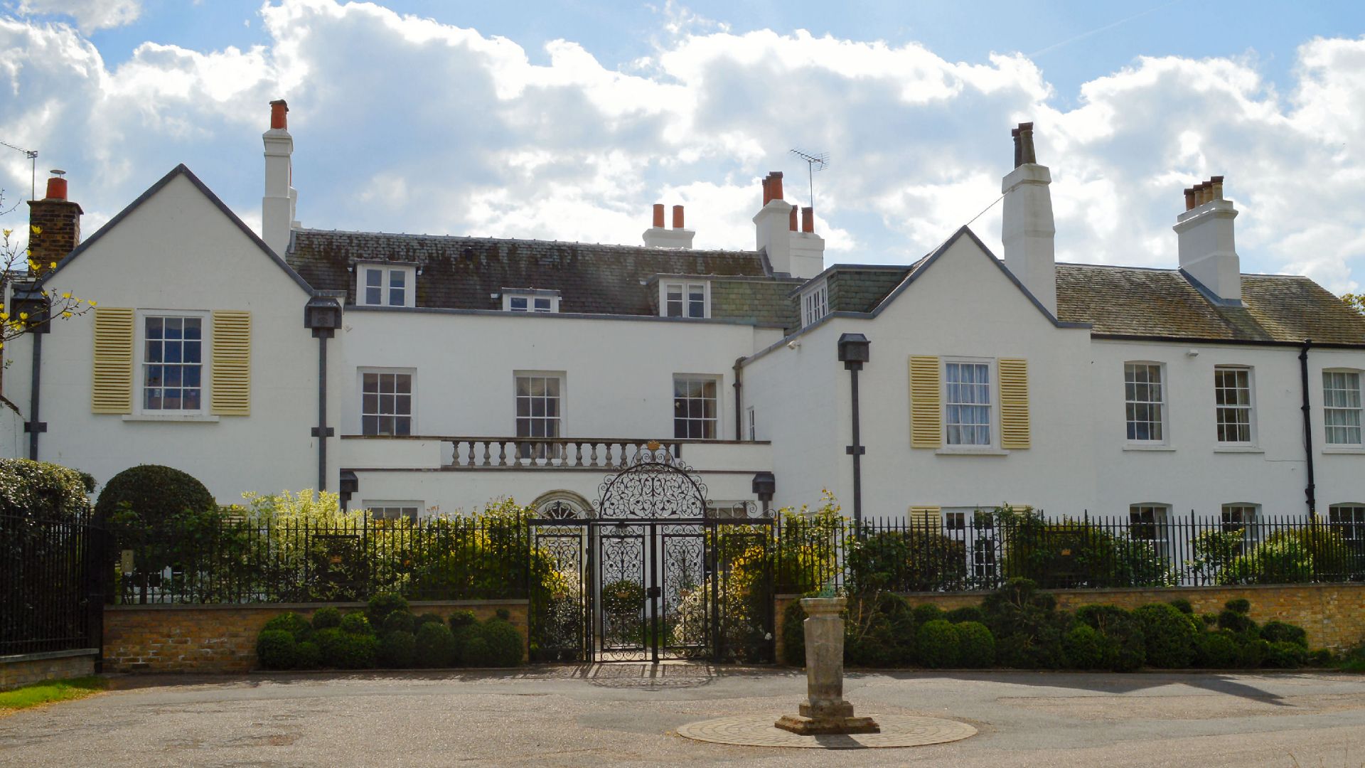 File:ThatchedHouse Lodge, Richmond Park.jpg