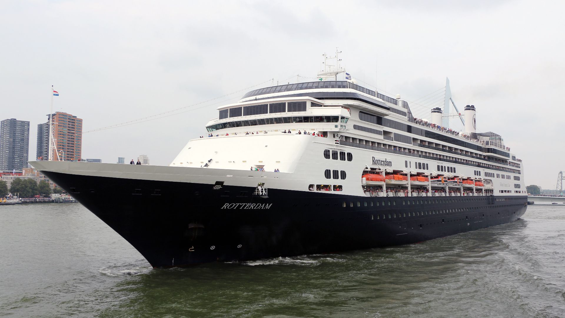 File:MS Rotterdam, Holland America Line, verlaat Rotterdam (15159006785).jpg
