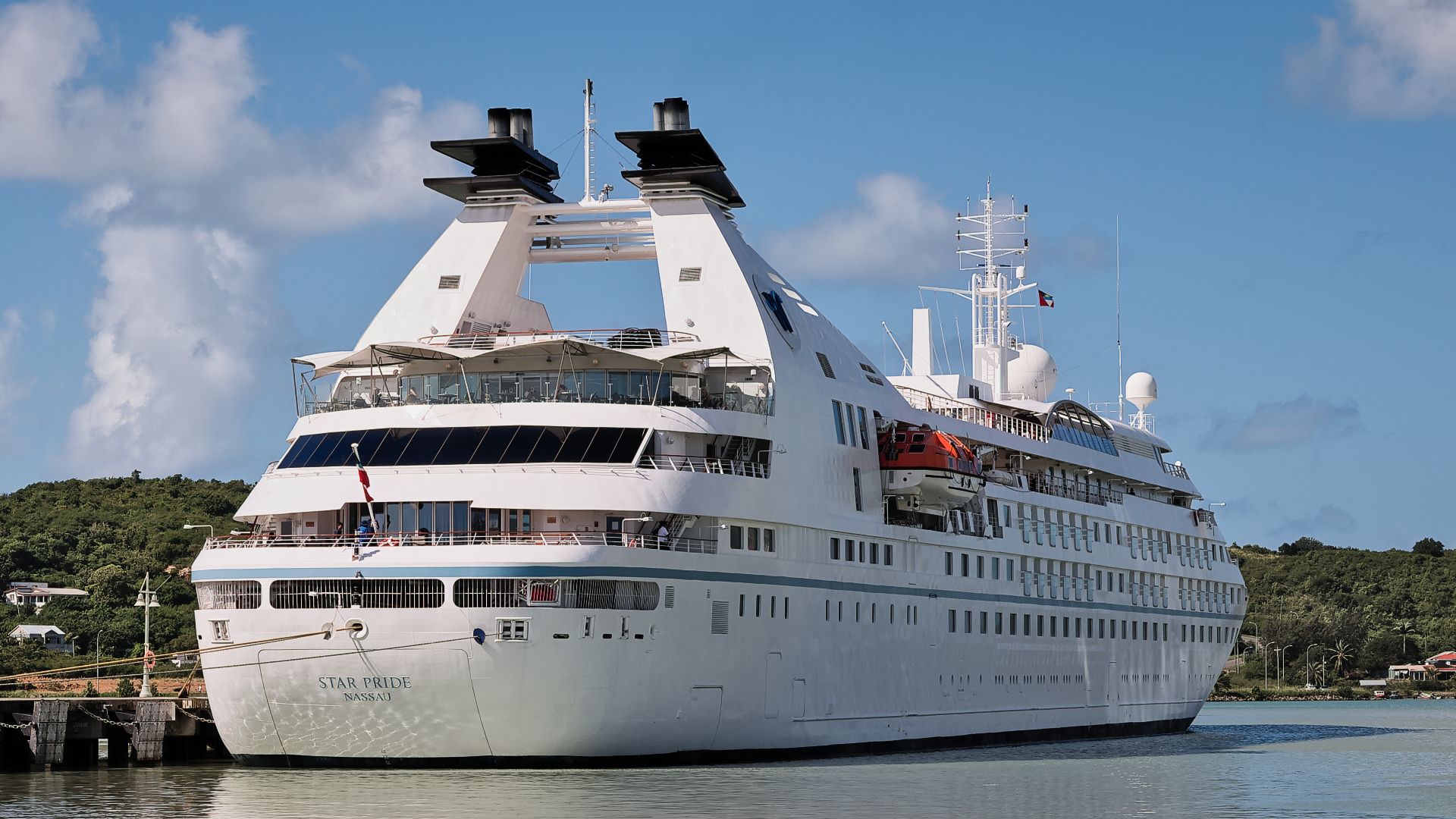 File:Windstar Star Pride, Antigua.jpg