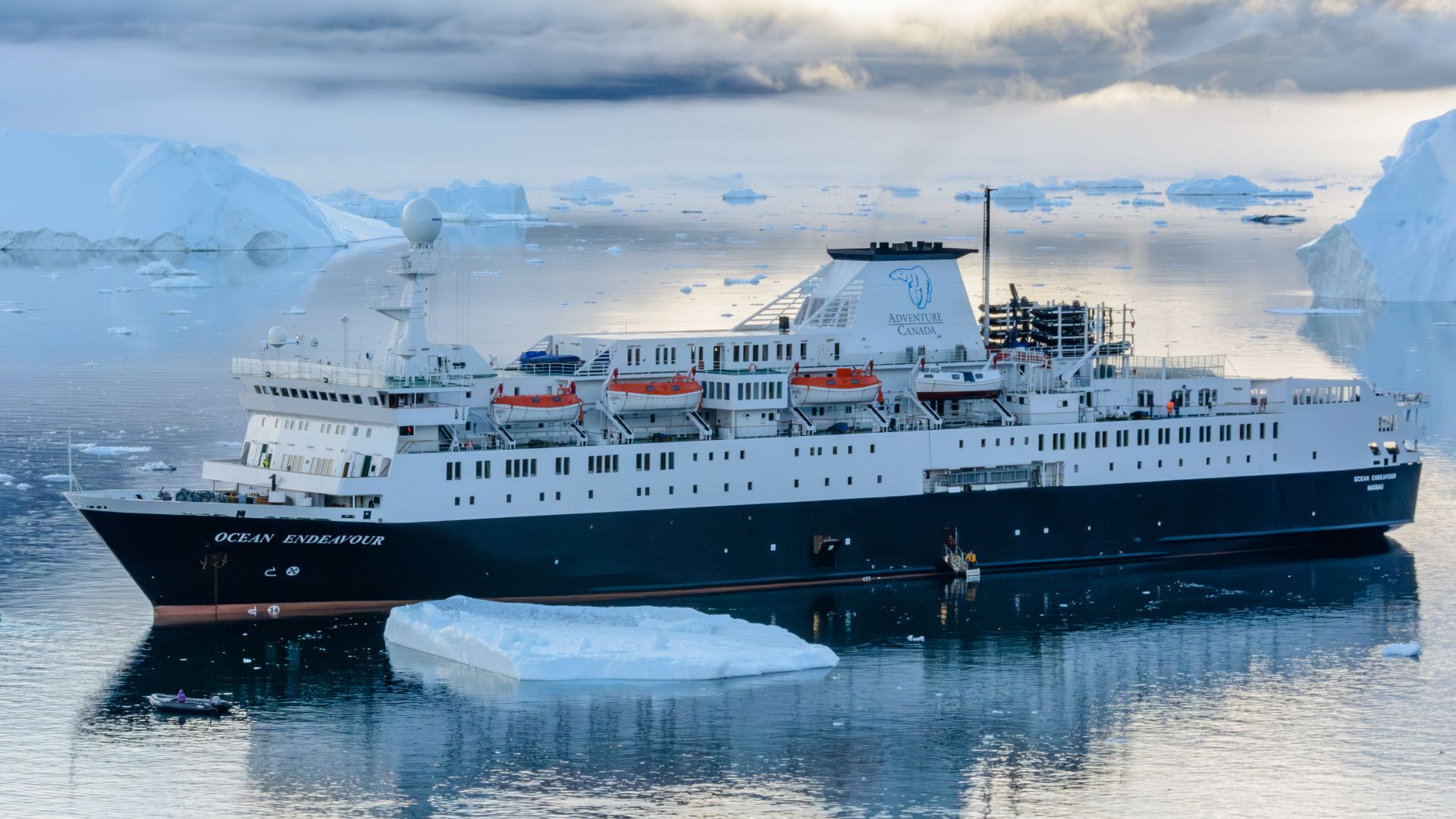 File:2015-09-18 MS OCEAN ENDEAVOUR - IMO 7625811, at Qeqertarsuaq Island (Karrat Fjord), Greenland.jpg