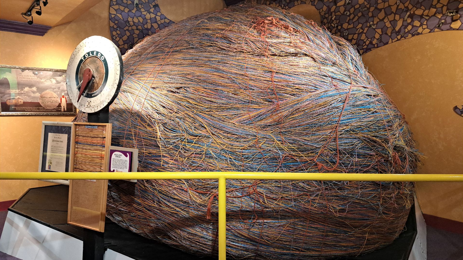 File:Branson Missouri Twine Ball.jpg