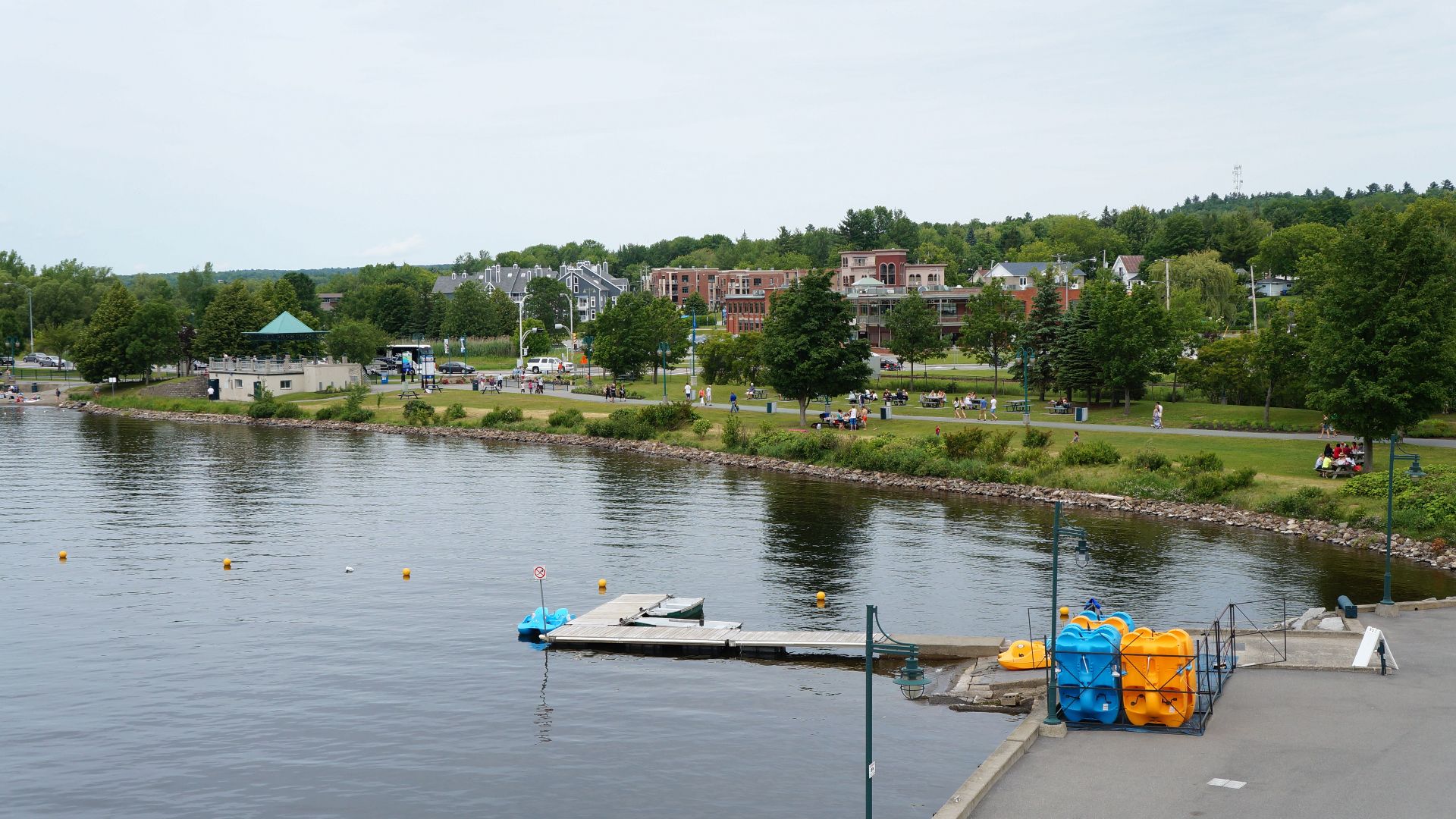 File:Bord du Lac Memphrémagog - panoramio (2).jpg