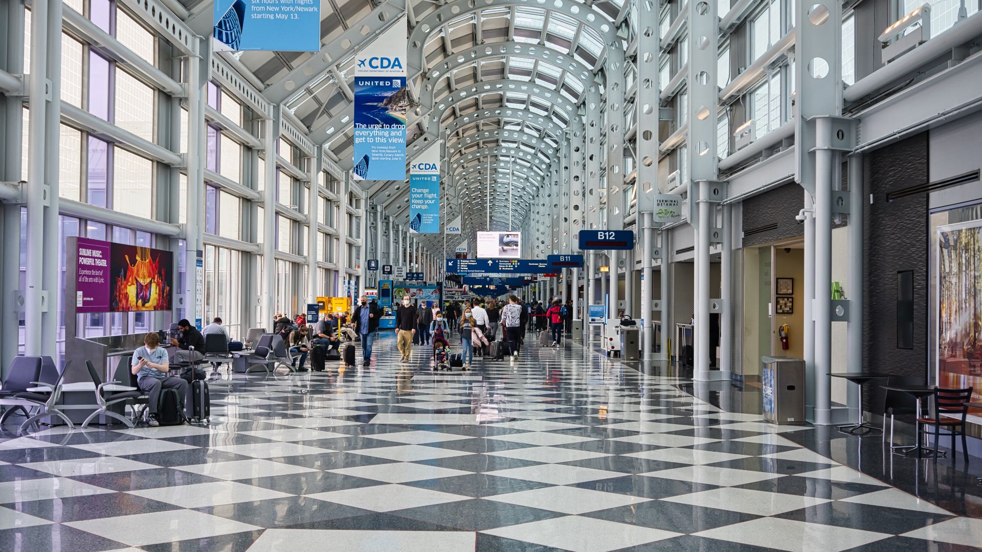 File:Concourse at O'Hare International Airport near gates B11 and B12.jpg