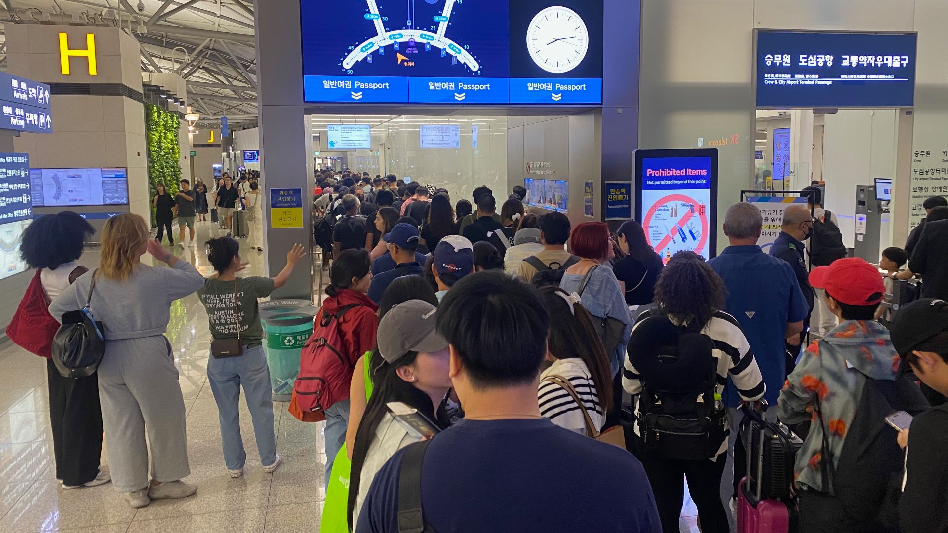 File:Incheon airport departure gate access.jpg