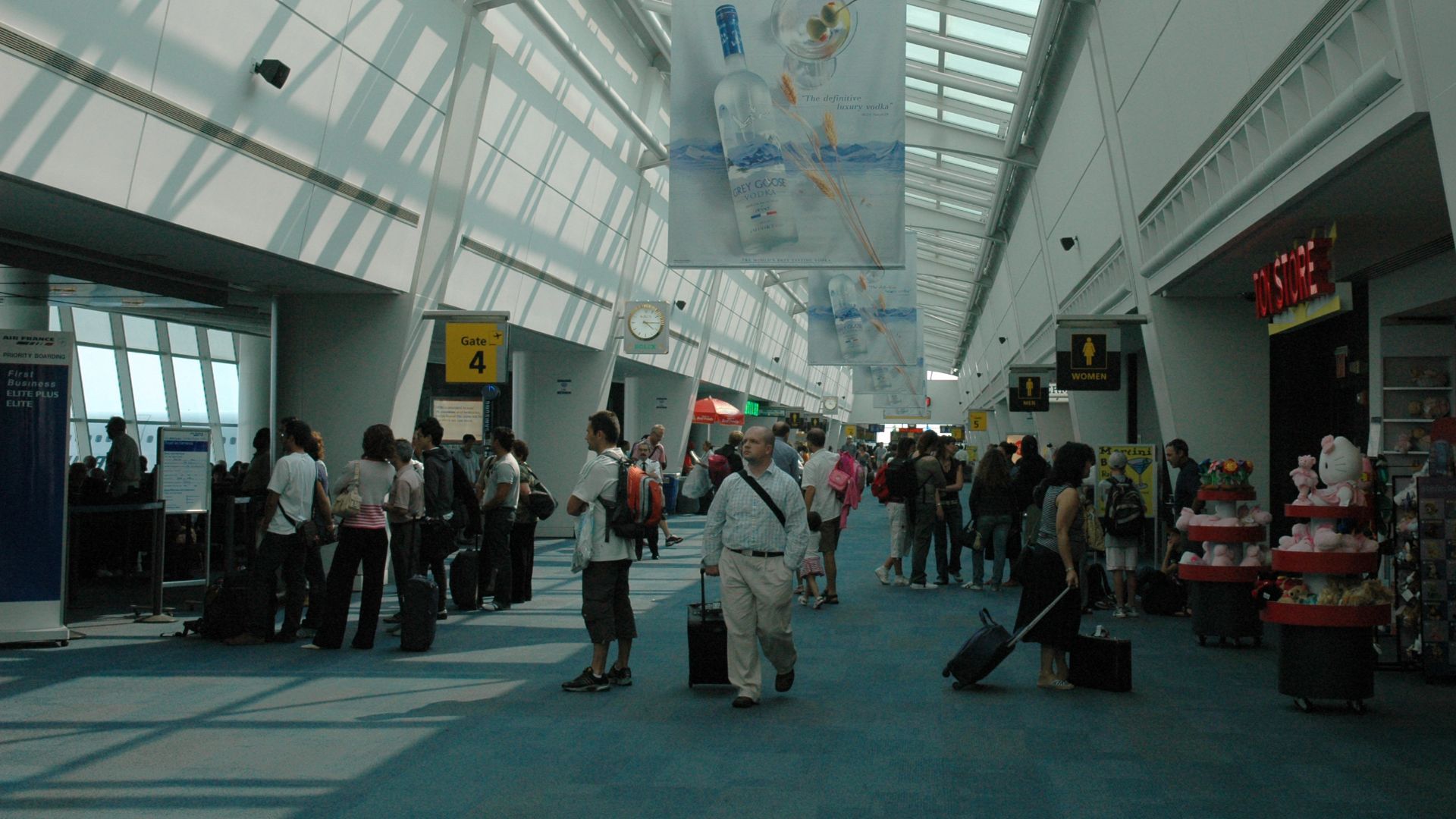 File:Interior of John F. Kennedy International Airport terminal 1, New York, 2007.jpg
