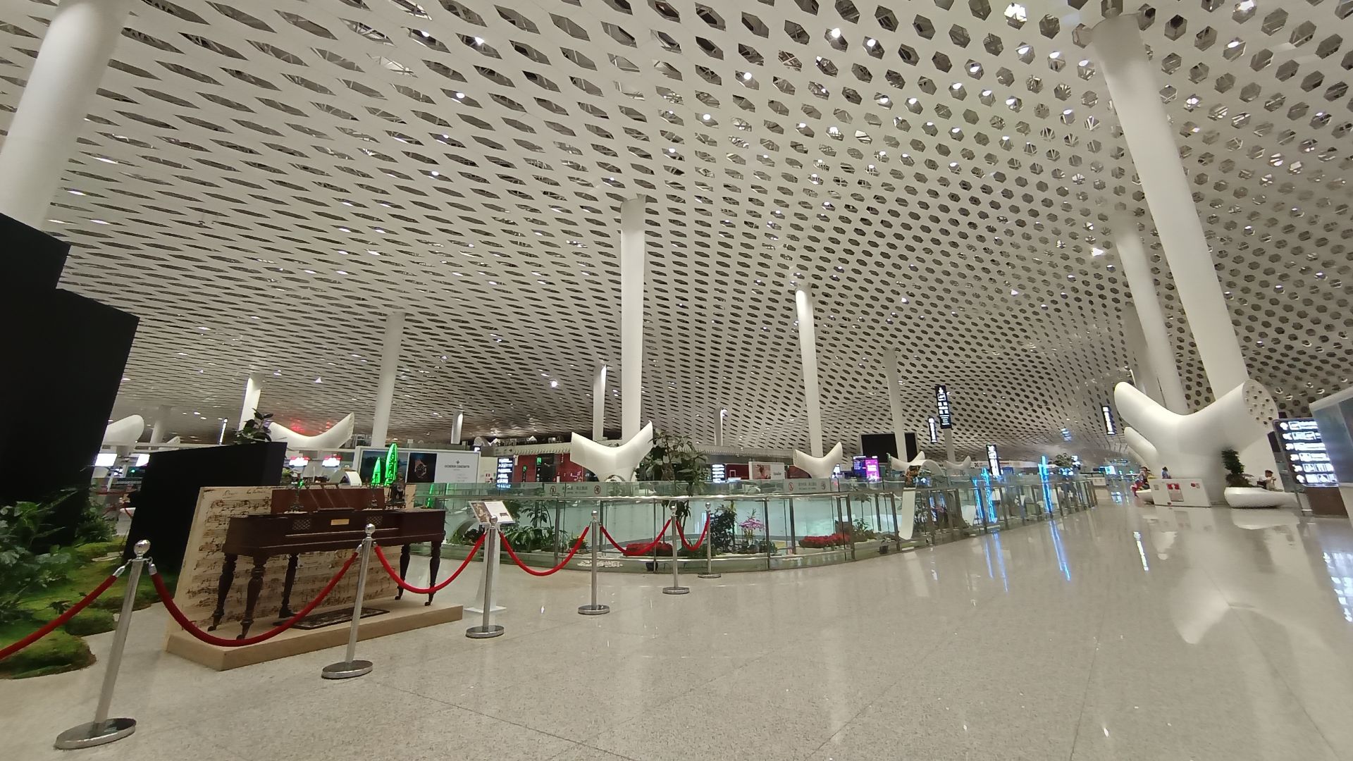 File:Shenzhen Bao'an International Airport Departure Hall July 2024.jpg
