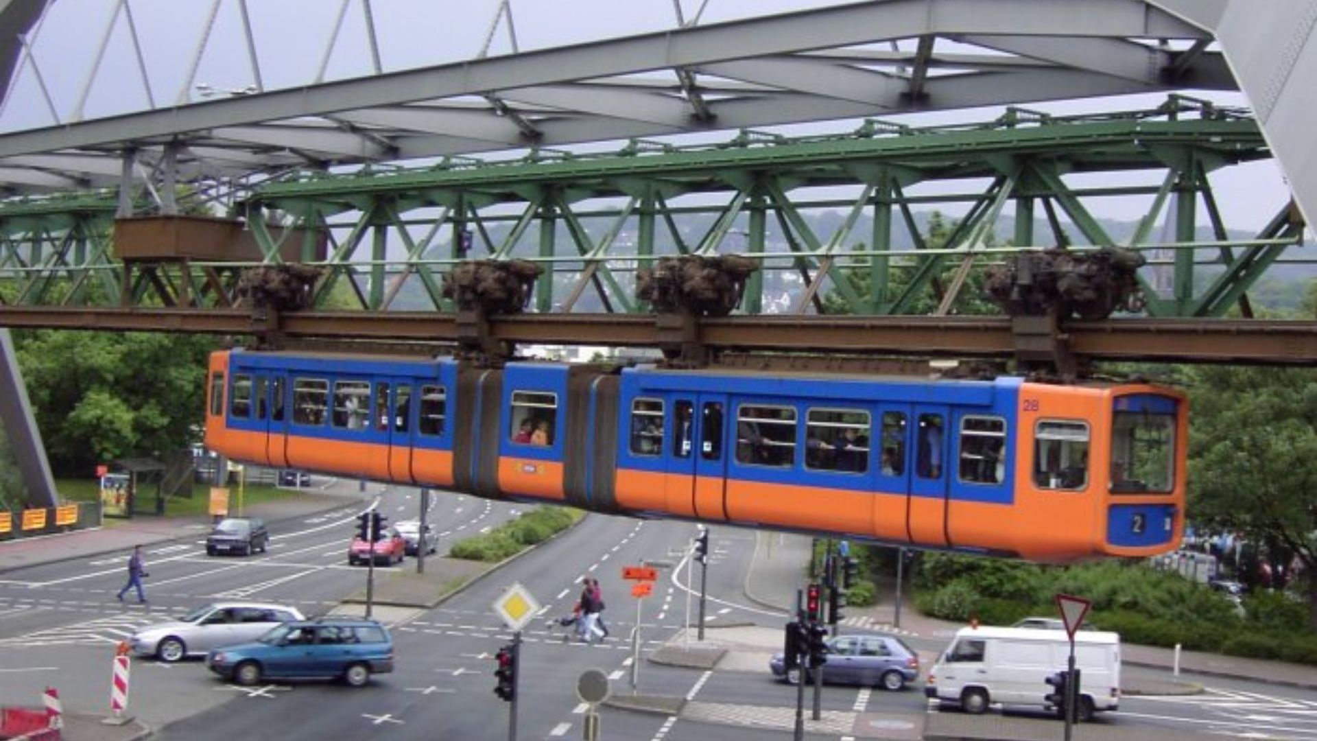 File:Schwebebahn ueber Strasse.jpg
