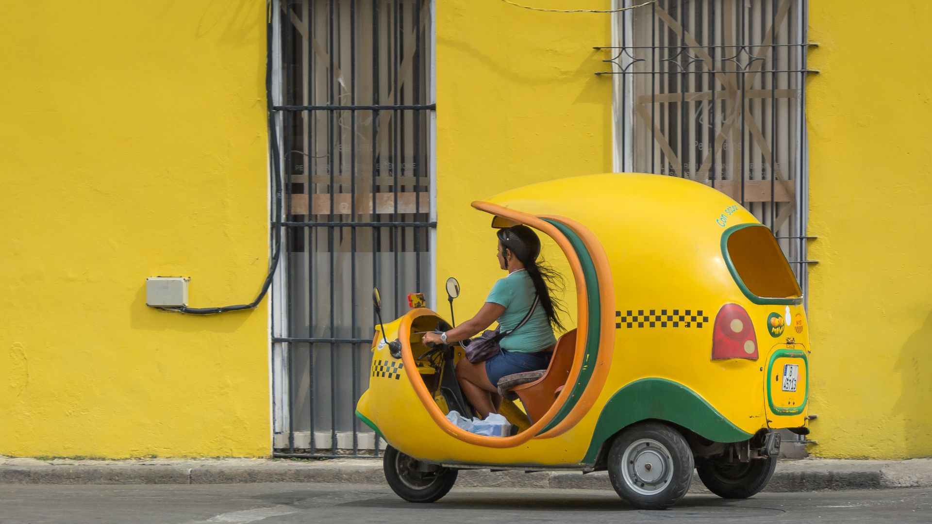 File:Coco-Taxi in Havana (48737591457).jpg