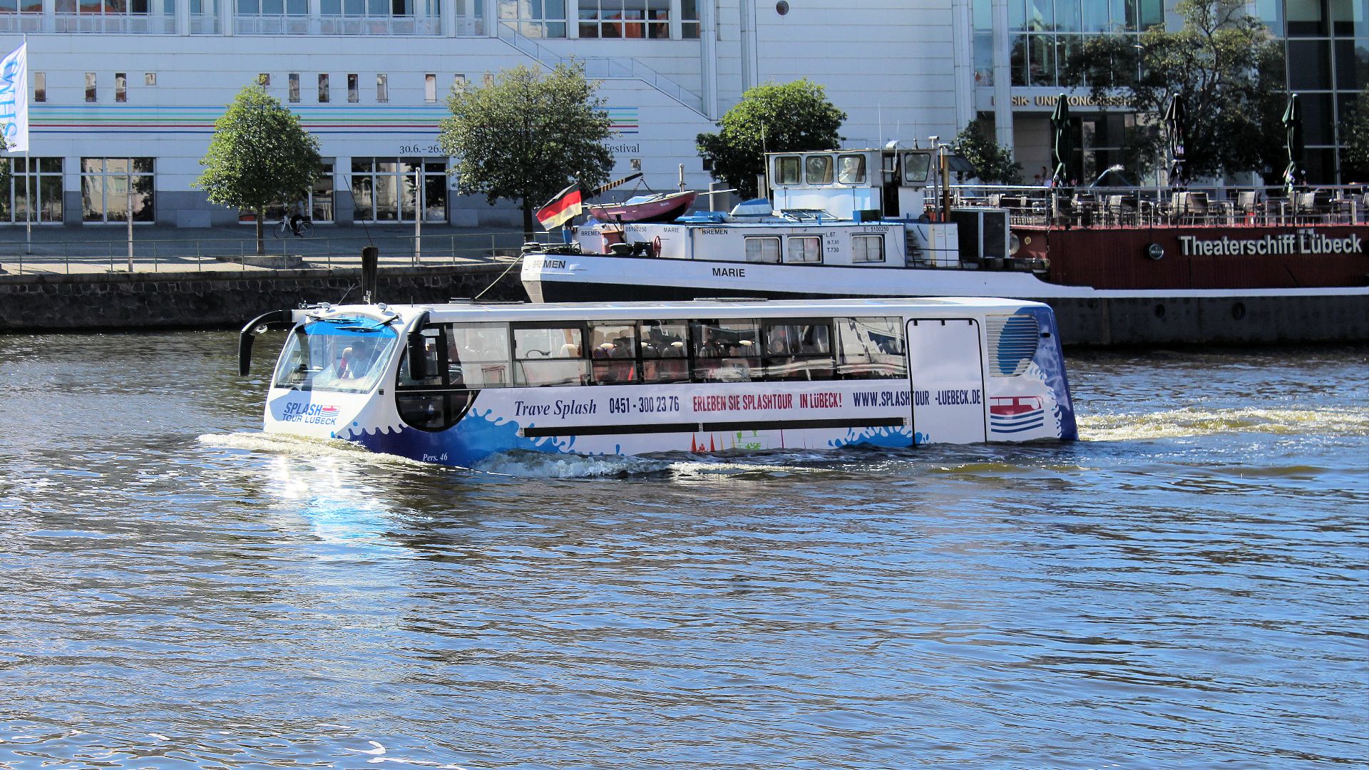 File:Lübeck, Untertrave, splash-tour.JPG