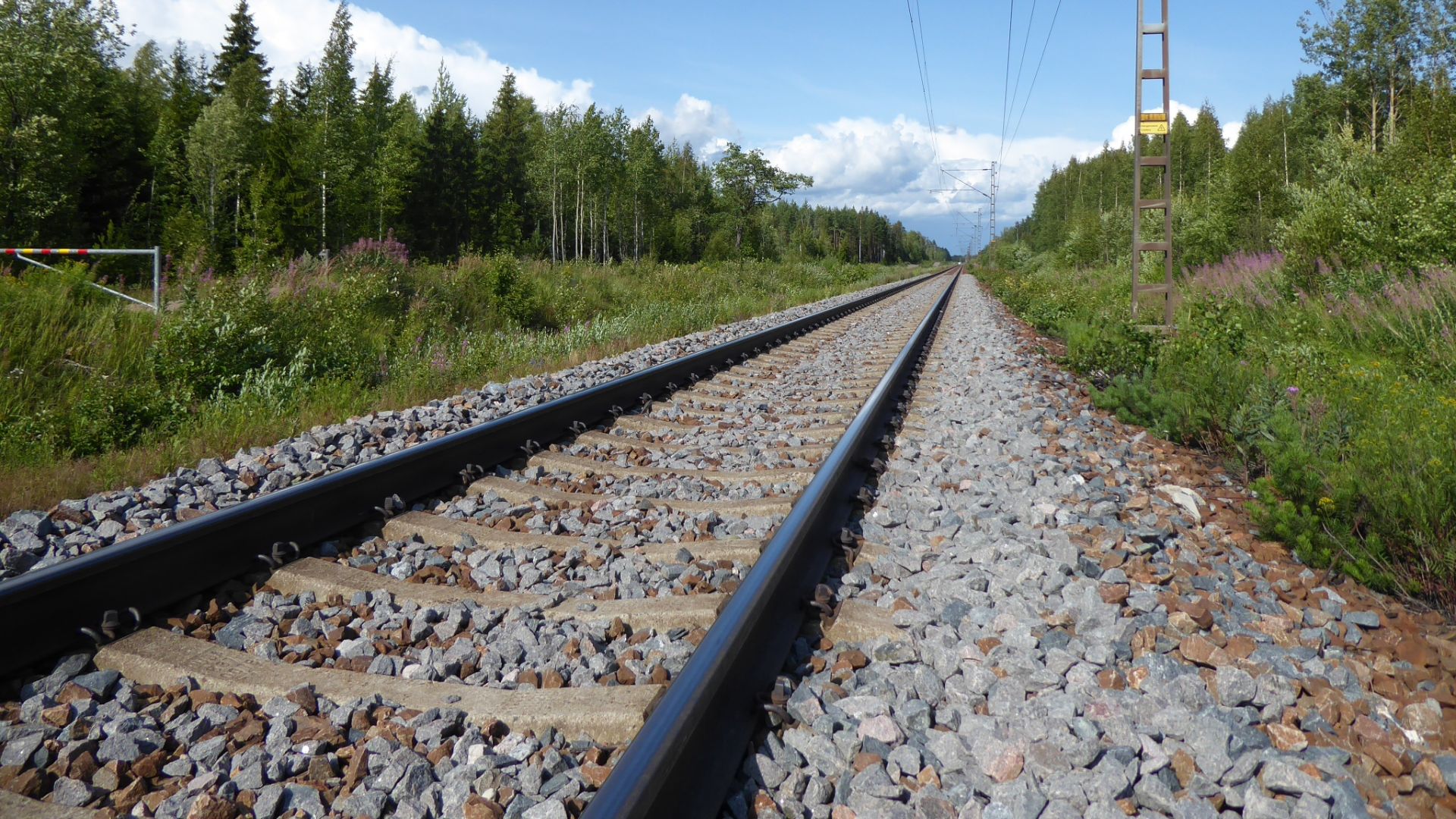 File:Railway track Kotka Kymenlaakso Finland 22July2023.jpg