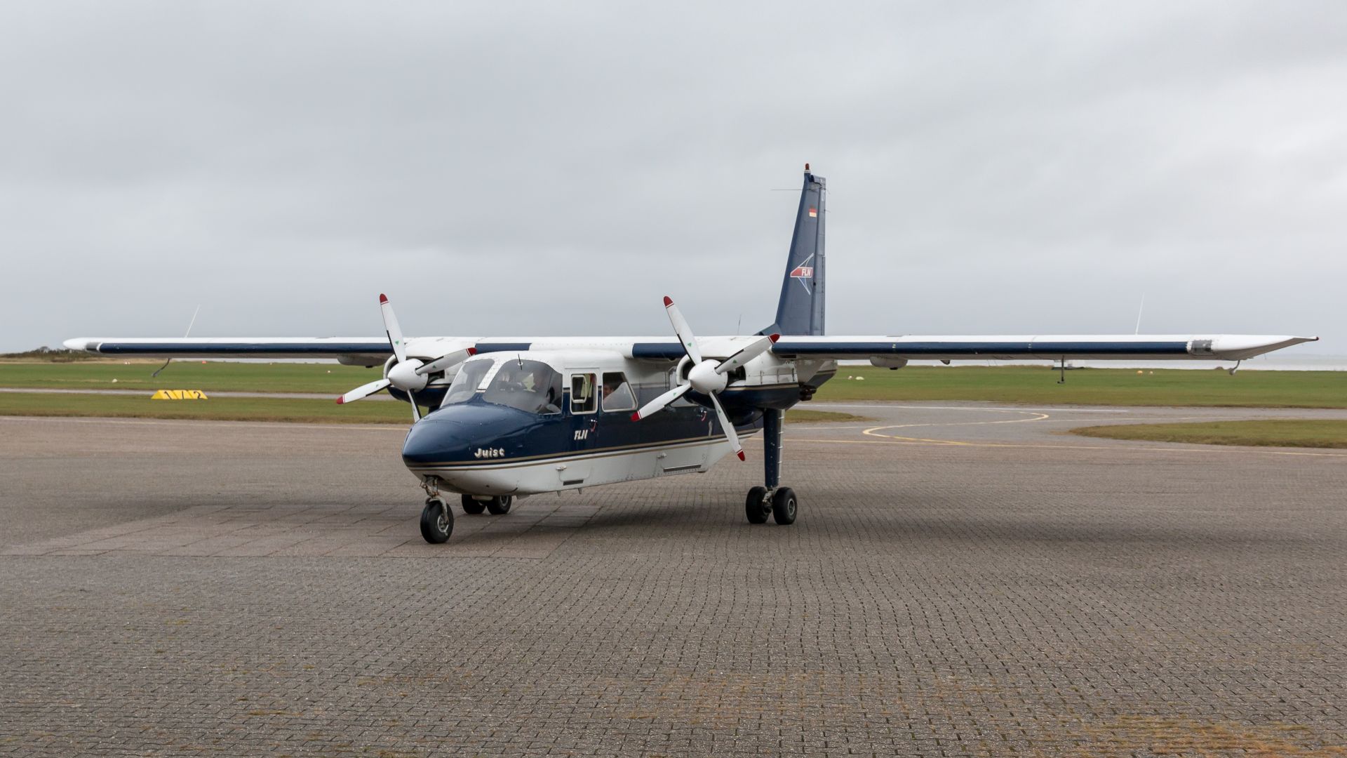 File:Juist, Flugplatz, Britten-Norman Islander -- 2014 -- 3706.jpg