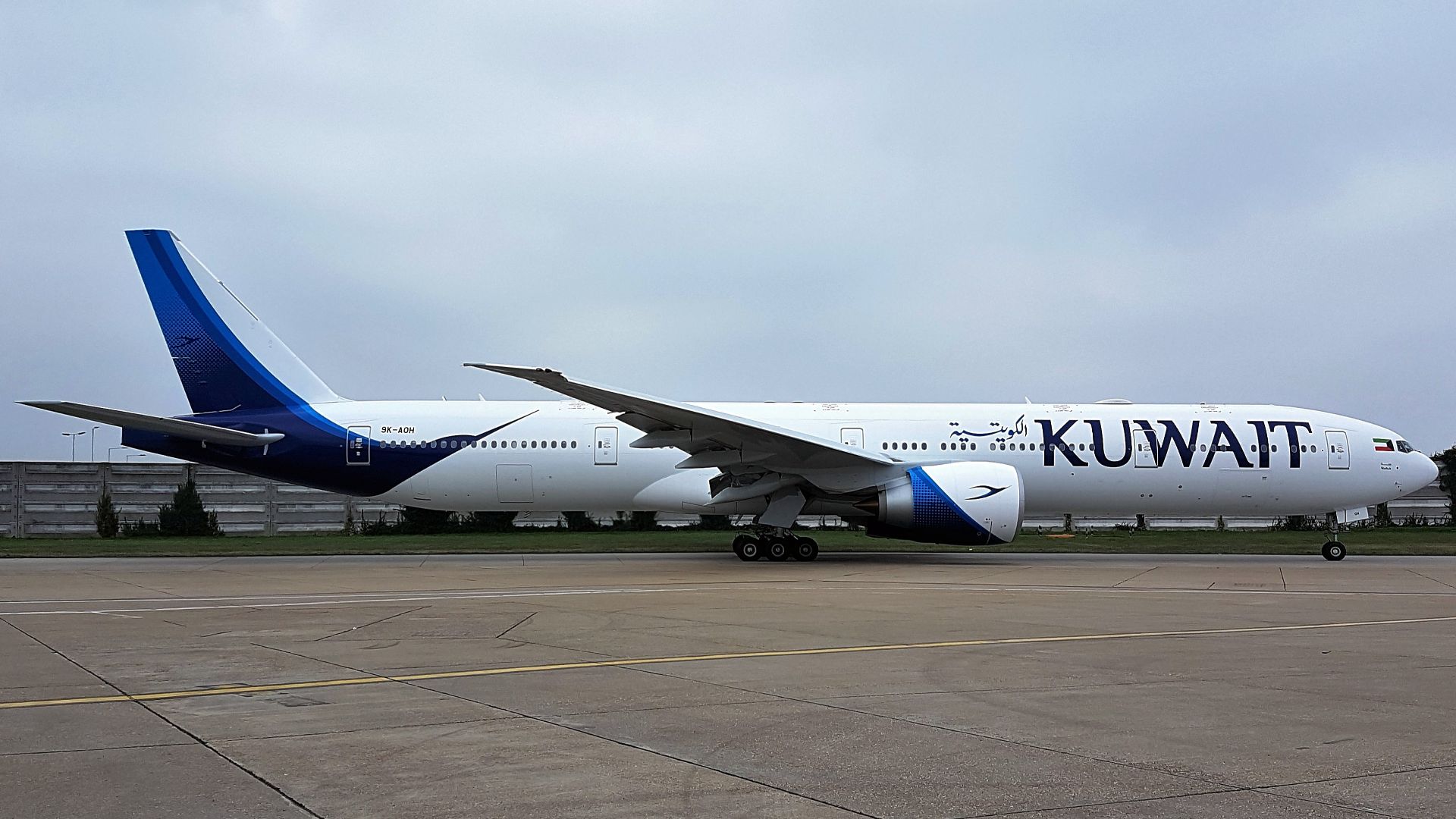 File:Kuwait Airways Boeing 777-300ER (9K-AOH) at London Heathrow Airport.jpg