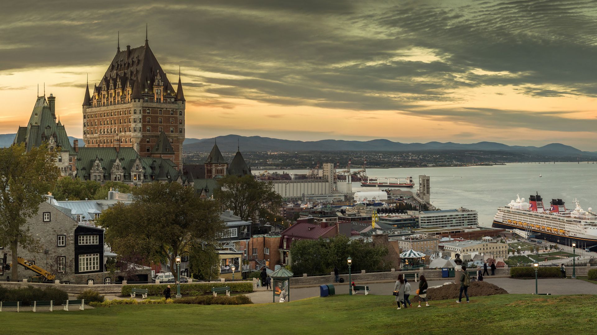 File:Château Frontenac city at night.jpg