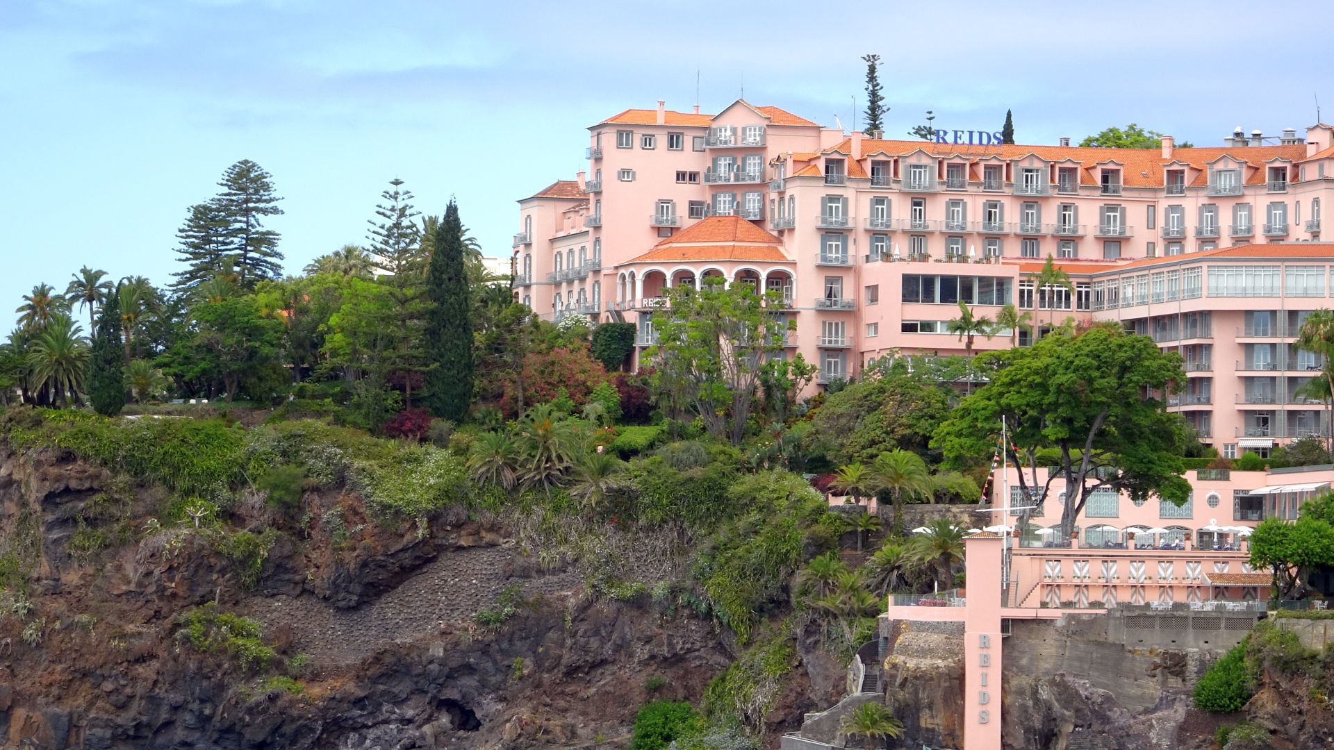 File:Reids Hotel Funchal Seaside 2016.JPG