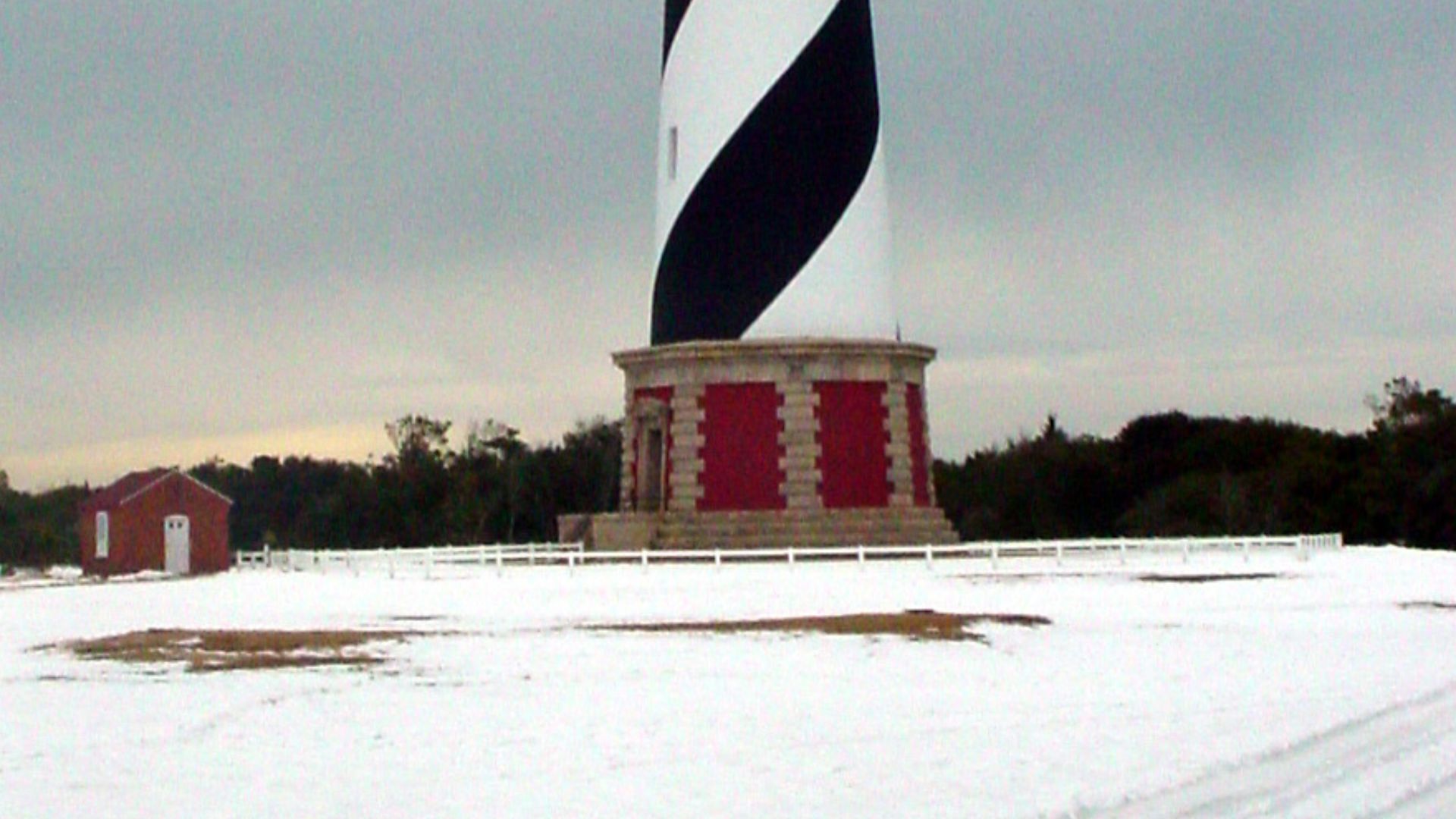 File:Cape Hatteras Lighthouse in snow.jpg