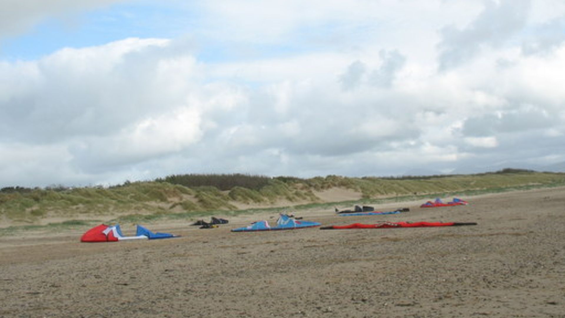 File:Kites and Wind Surfers strewn along the Beach - geograph.org.uk - 256156.jpg