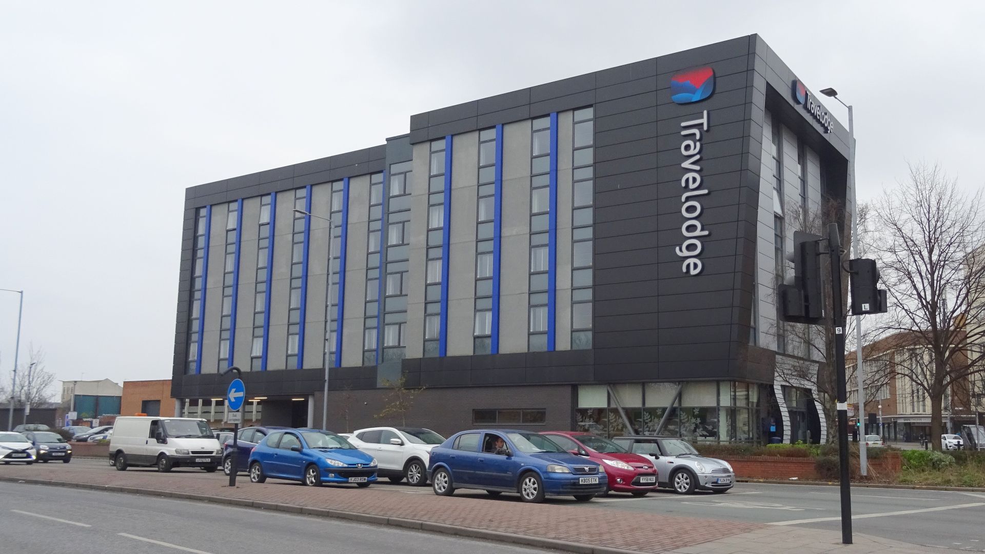 File:Hull Travelodge - geograph.org.uk - 6078119.jpg