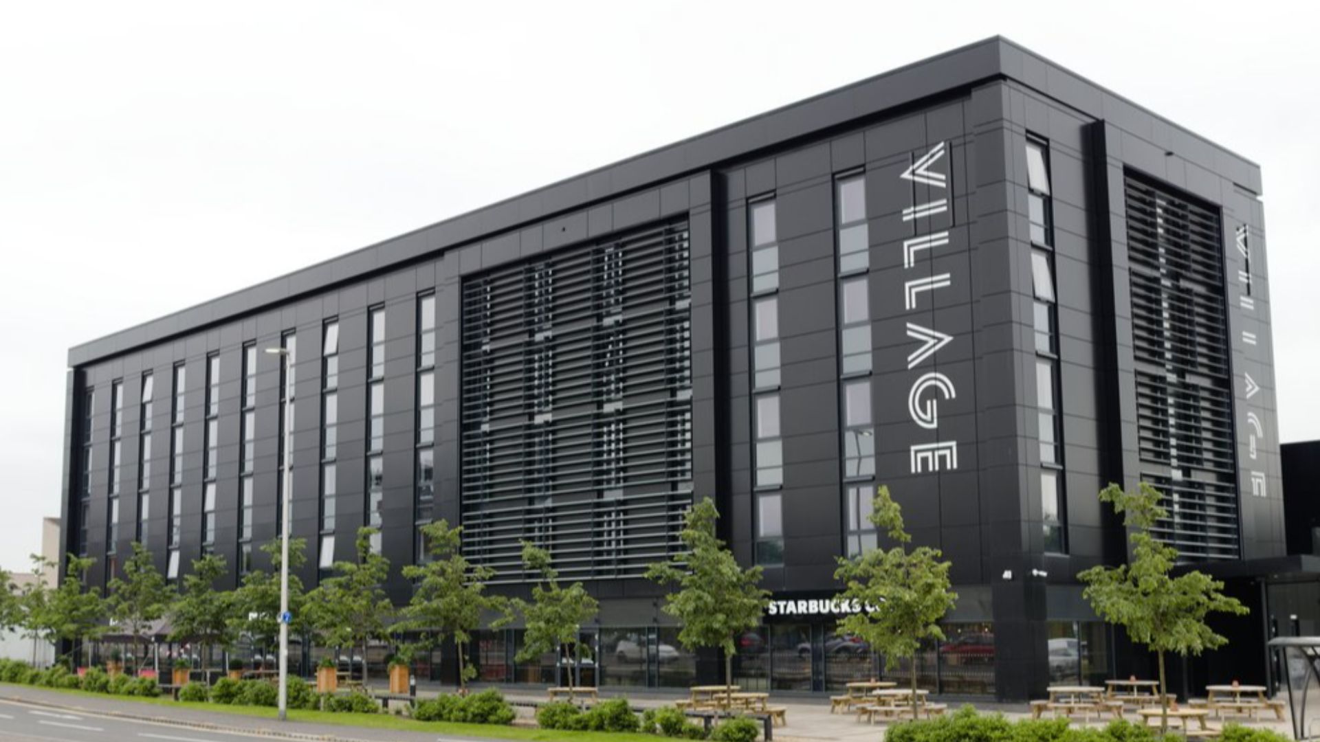 File:Village Hotel, Festival Park - geograph.org.uk - 6195814.jpg