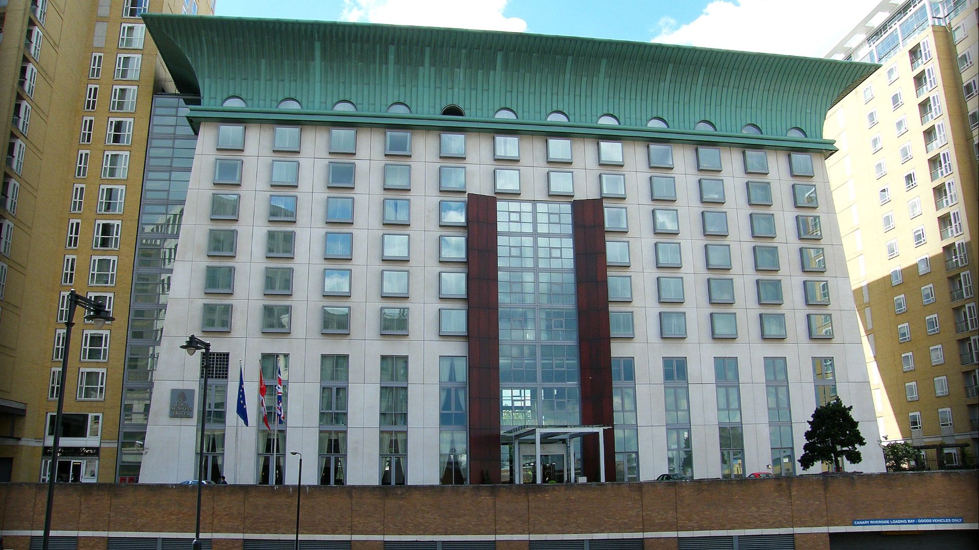 File:Four Seasons Hotel London Canary Wharf 2010.jpg