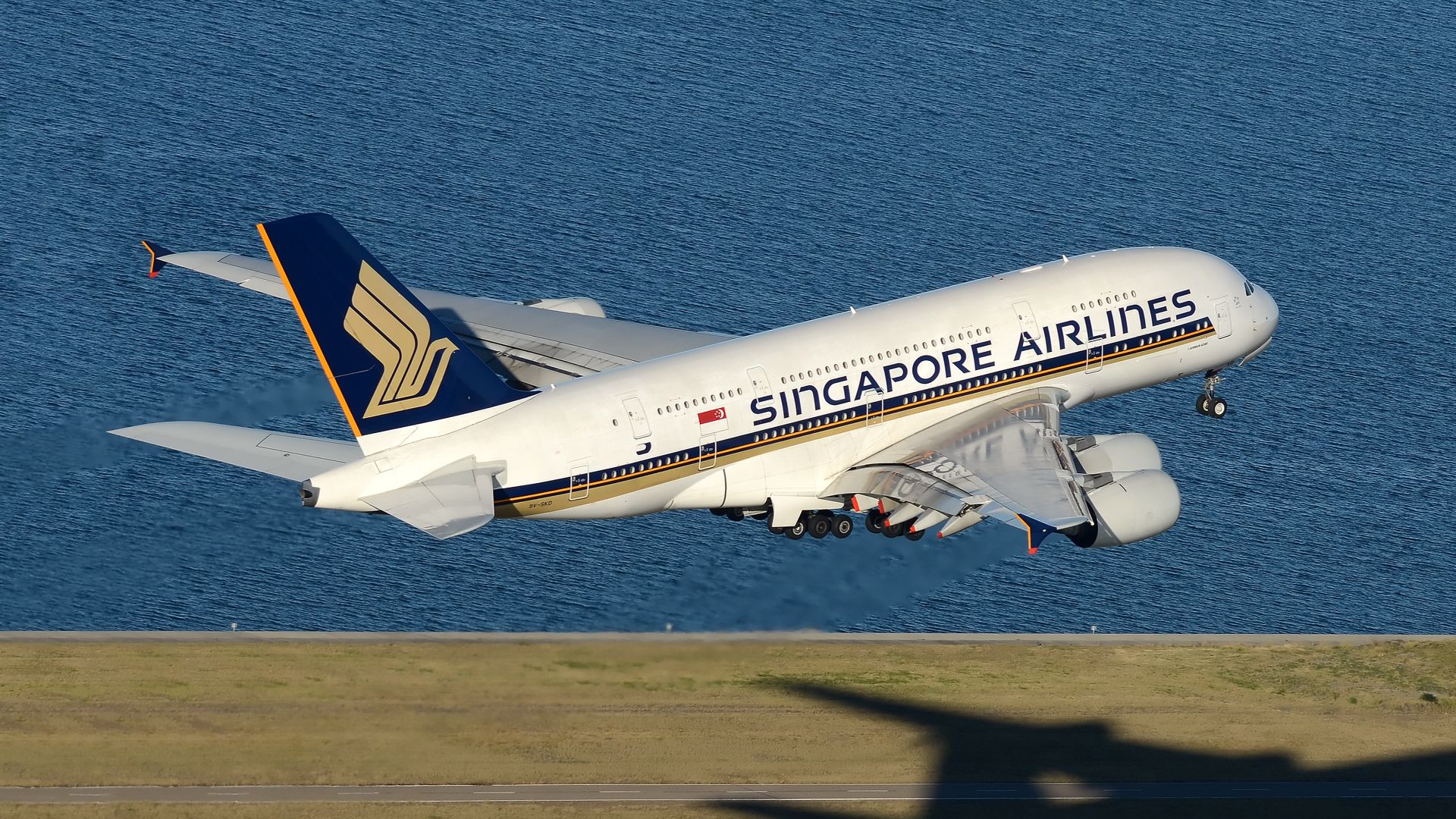 File:Singapore Airlines Airbus A380 at Sydney Airport room added.jpg