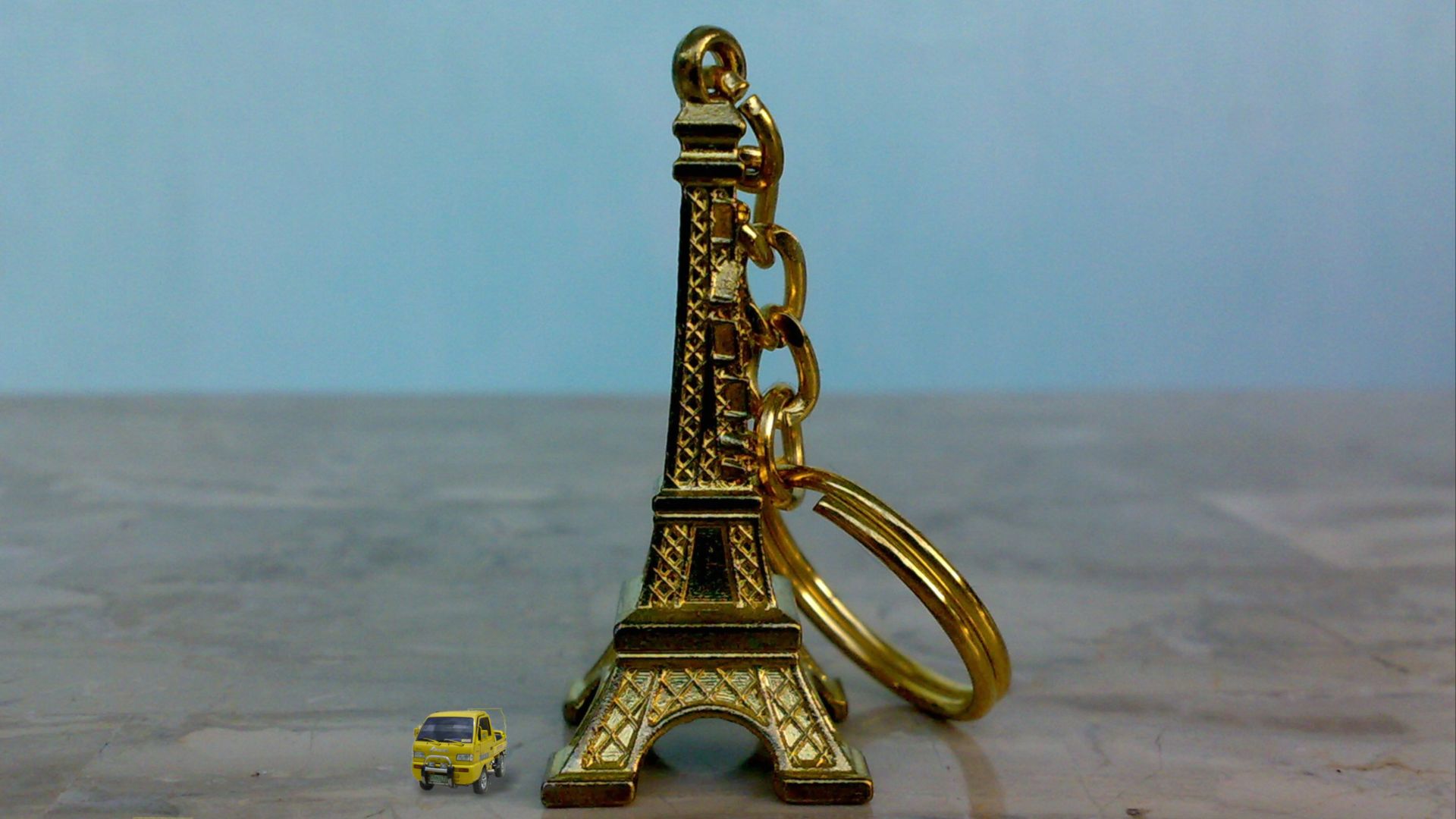 File:That Eiffel Tower key chain, 2009.jpg