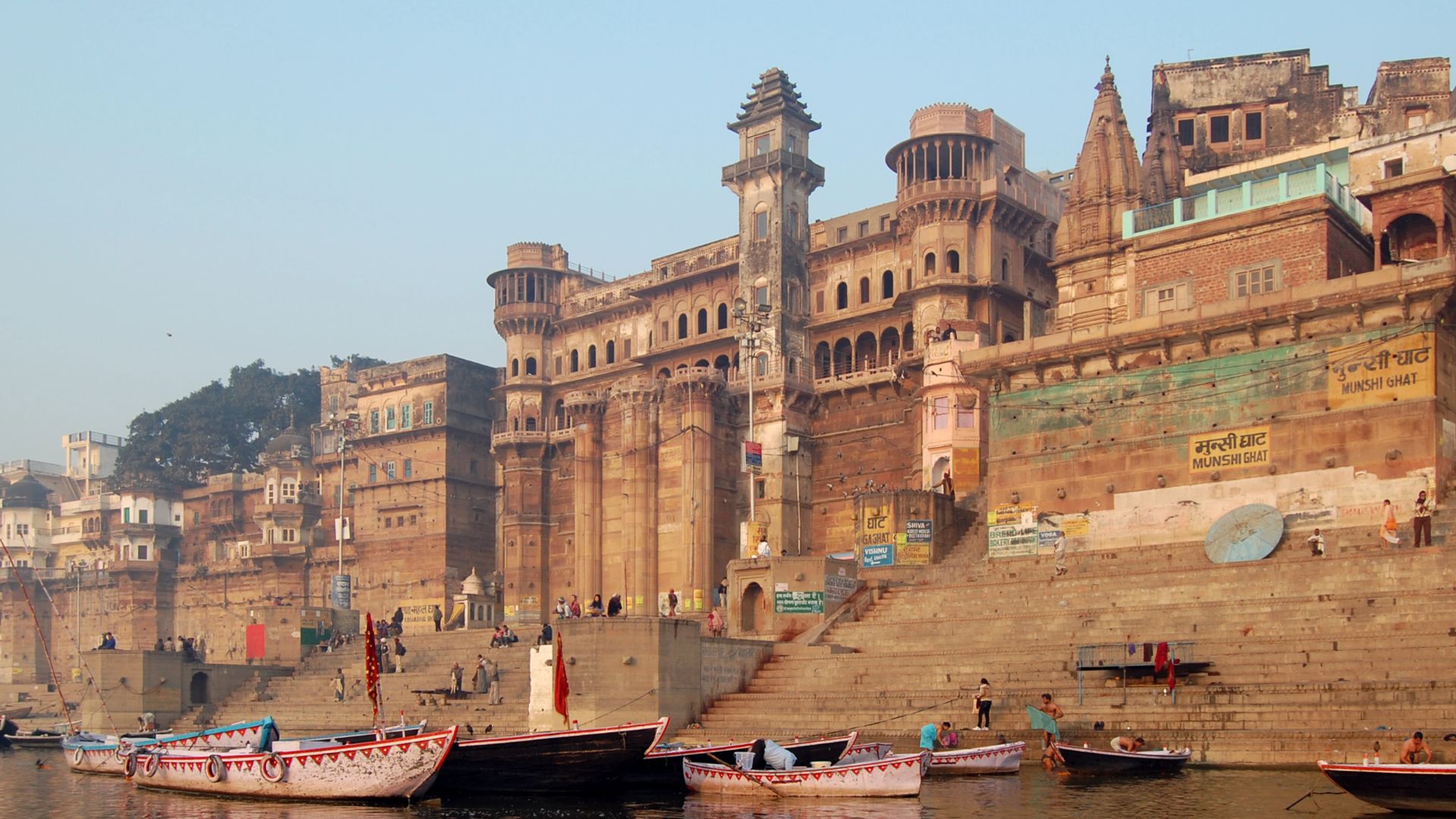 File:Varanasi Munshi Ghat3.jpg