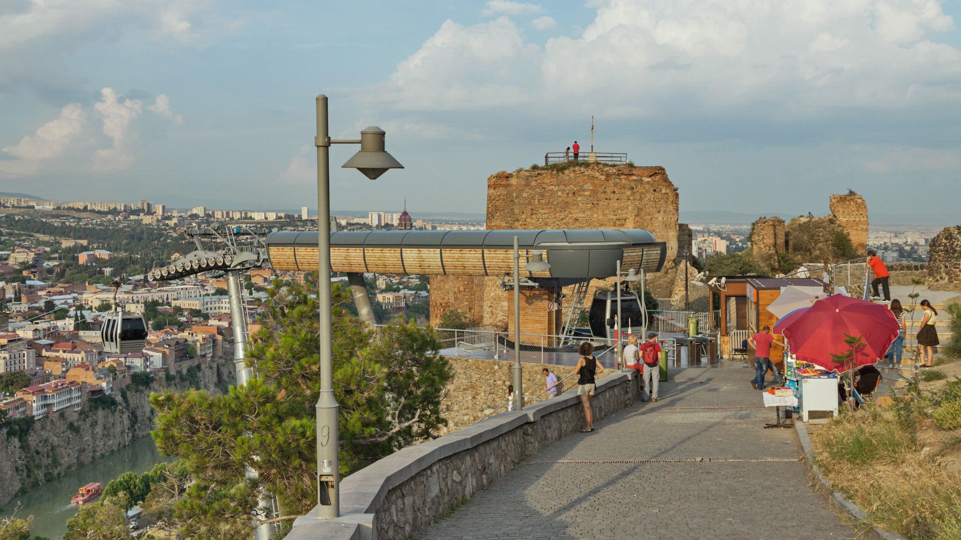 File:2014 Tbilisi, Górna stacja kolejki linowej i twierdza Narikala.jpg