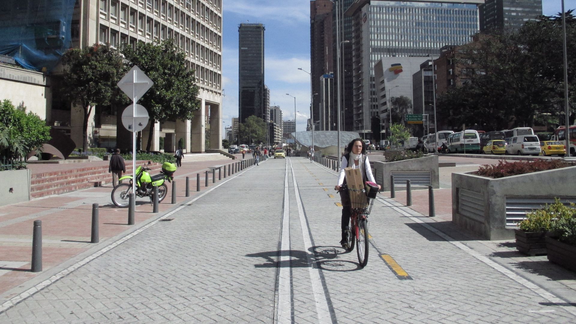 File:Bogotá - Centro Inernacional Ciclorruta cl 10.JPG