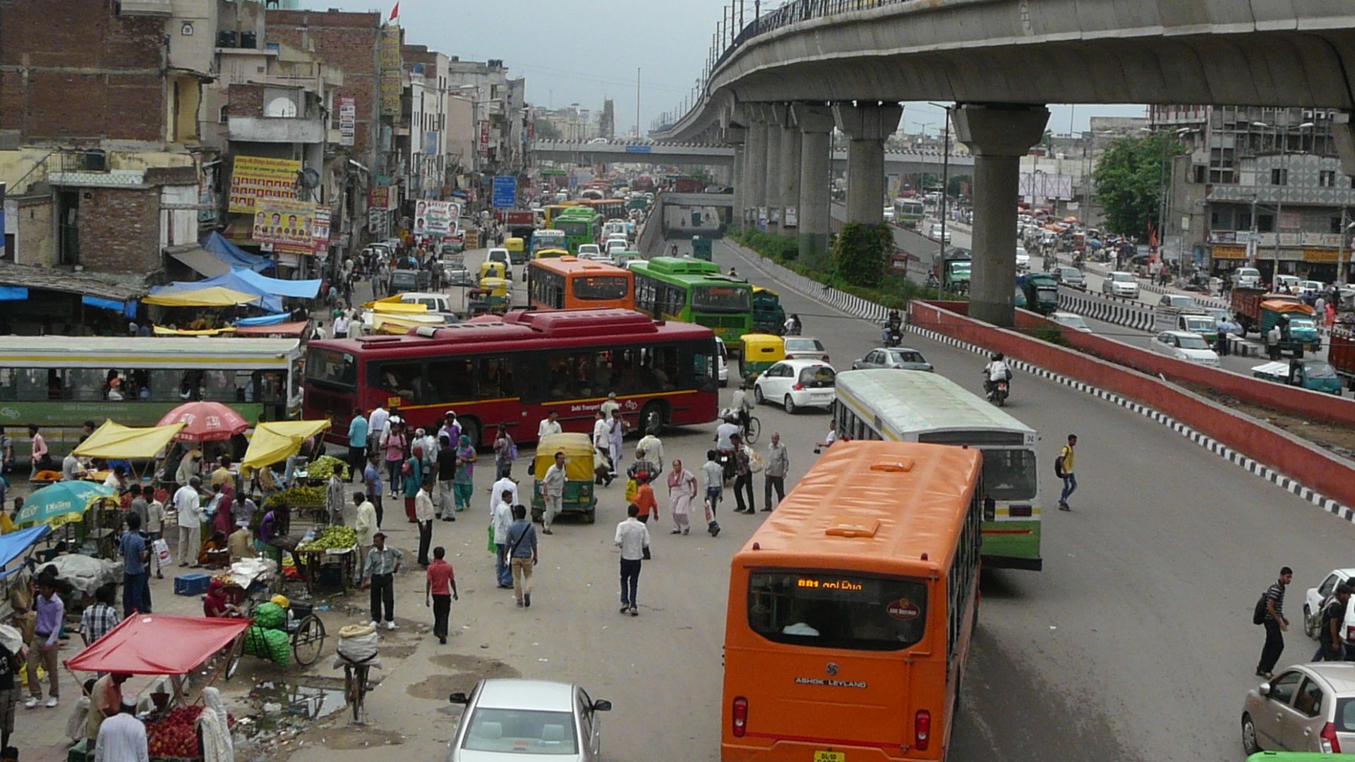 File:Delhi Metro and CNG Buses in Azadpur Neighborhood.jpg