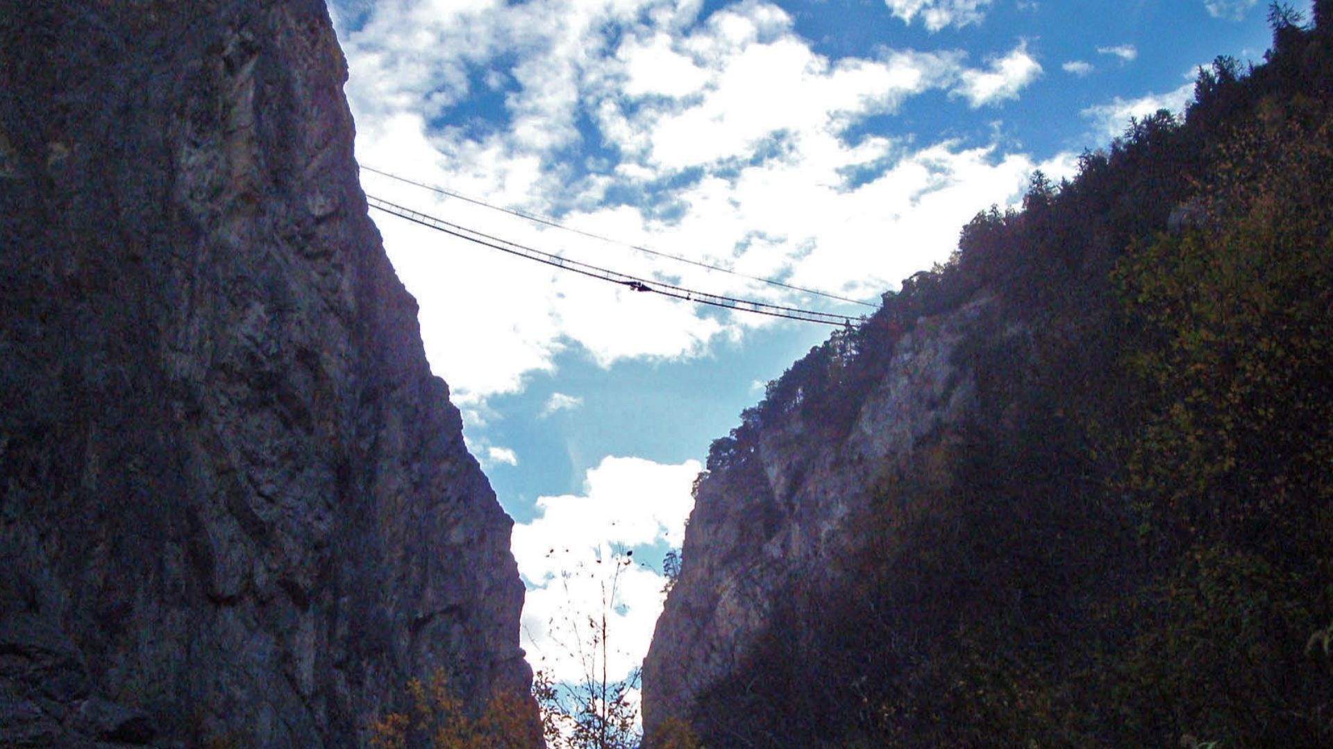 File:Pont suspendu Niouc.jpg