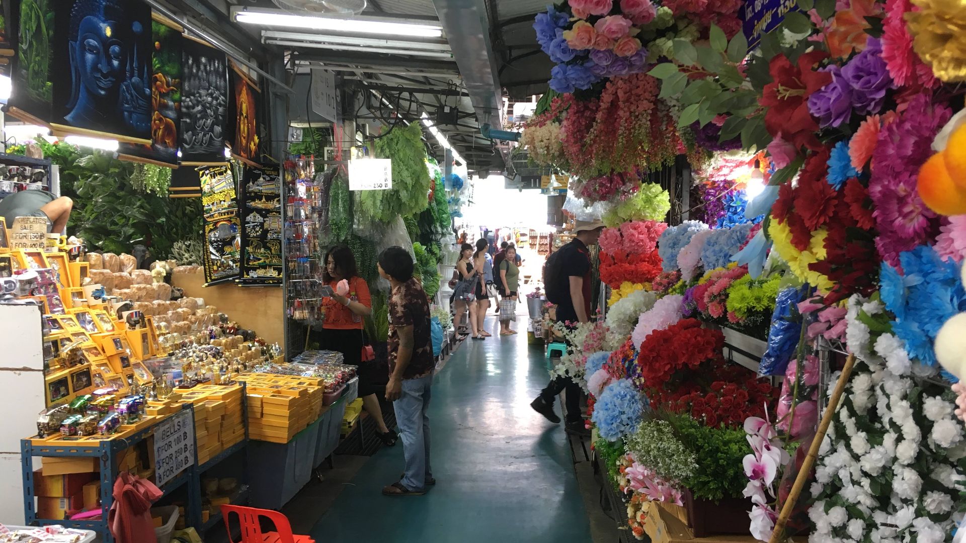 File:Chatuchak Weekend Market 2.jpg
