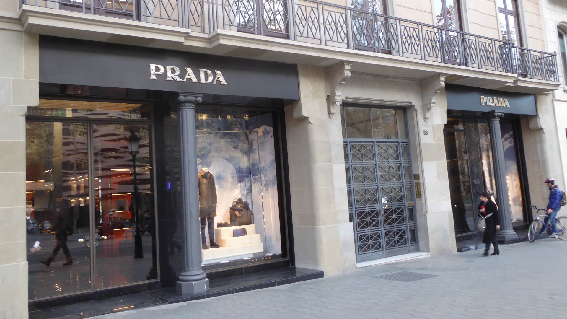 File:Passeig de Gràcia, Barcelona, January 2015 (07).jpg