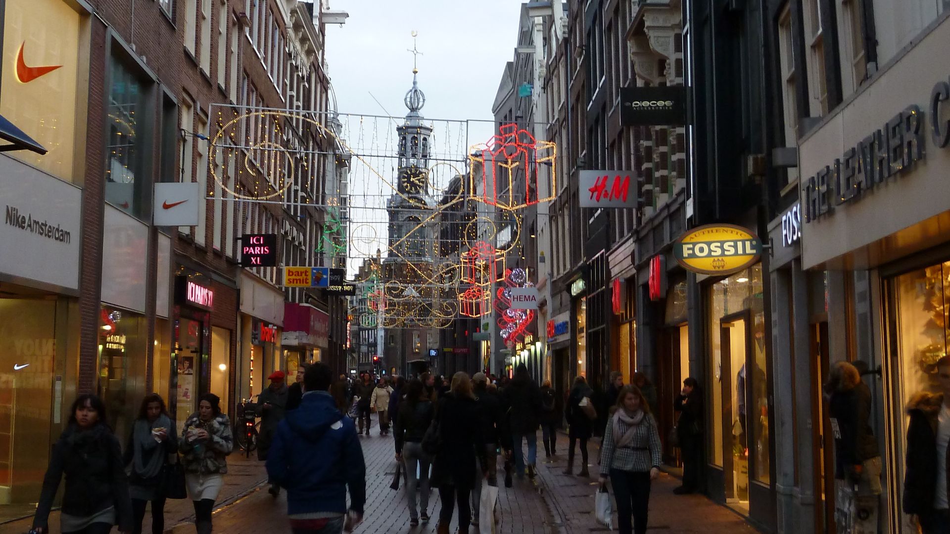 File:Amsterdam - Kalverstraat met zicht op de Munttoren.jpg