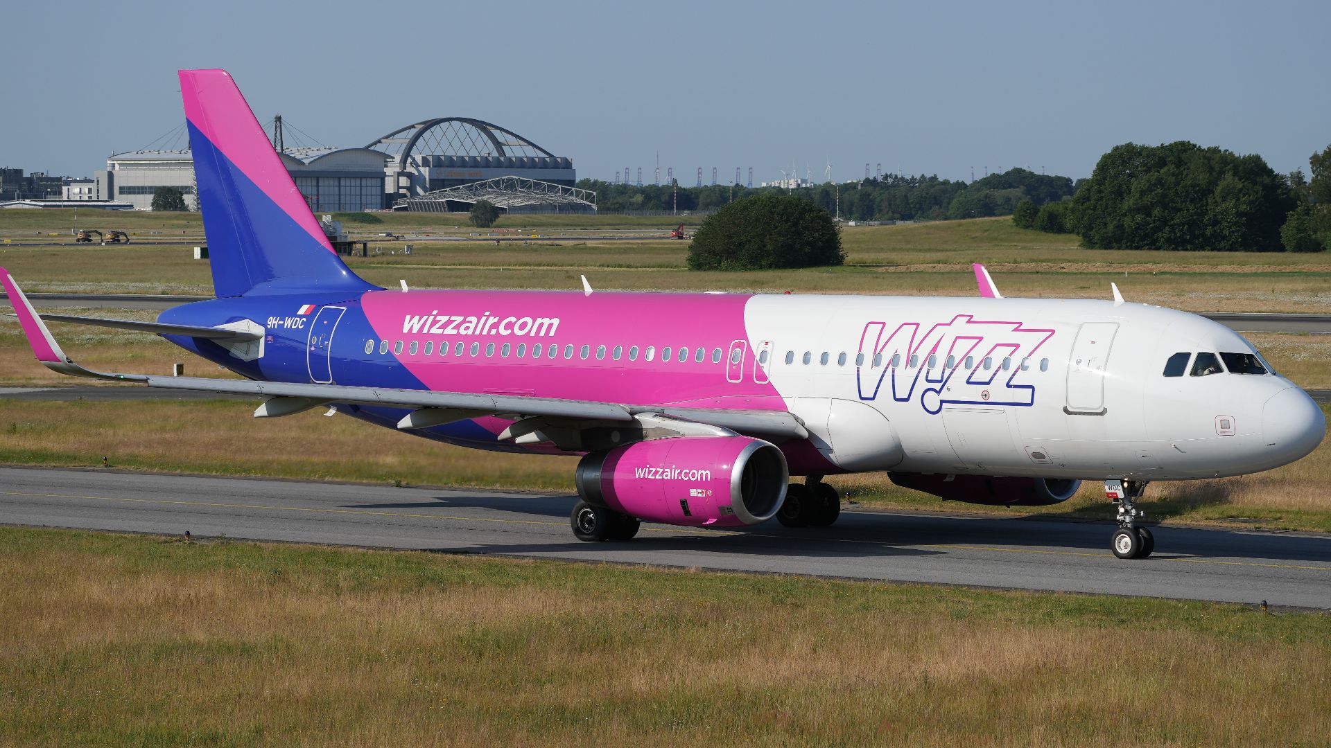 File:Hamburg Airport Wizz Air Malta Airbus A320-232(WL) 9H-WDC (DSC01294).jpg
