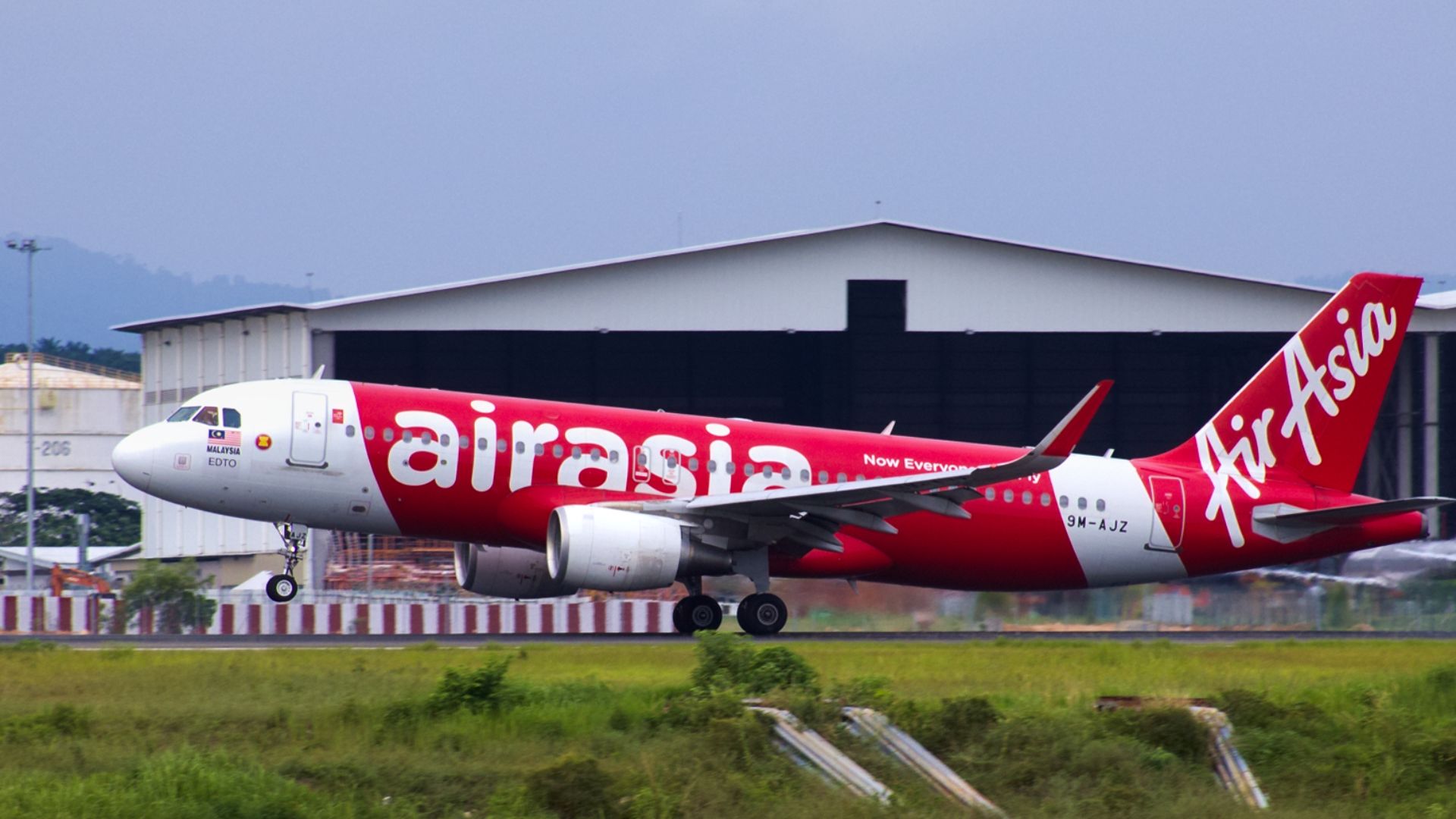File:AirAsia aircraft A320 with registration 9M-AJZ landed on runway 32L at KLIA.jpg