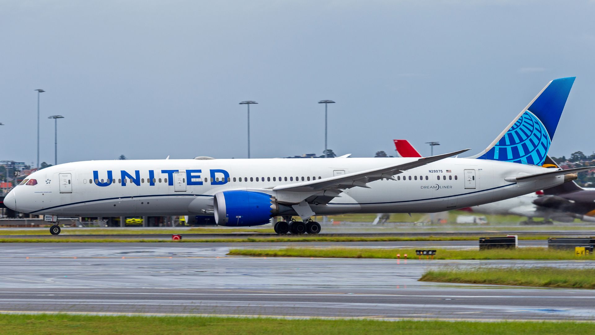File:United Airlines (N29975) Boeing 787-9 Dreamliner departing Sydney Airport (3).jpg