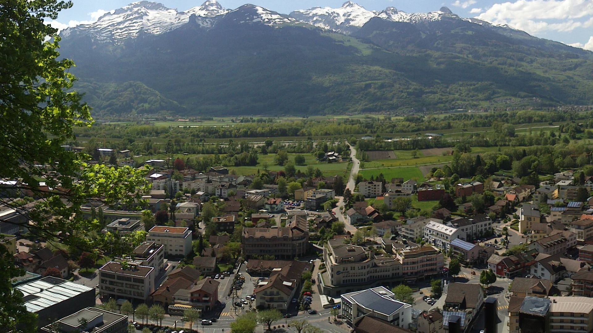 File:Vaduz, Liechtenstein. Schweize Gebirge im Hintergrund - panoramio.jpg