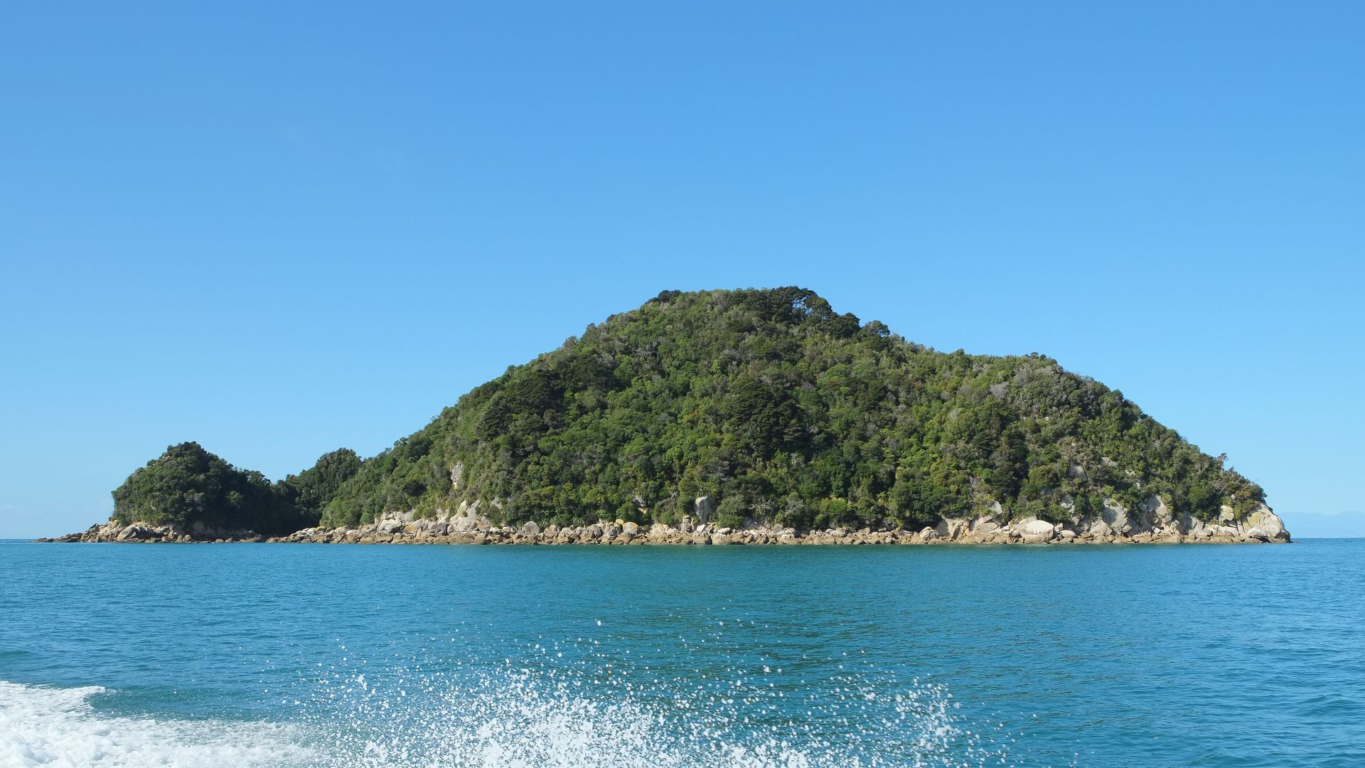 File:Tonga Island from water taxi.jpg