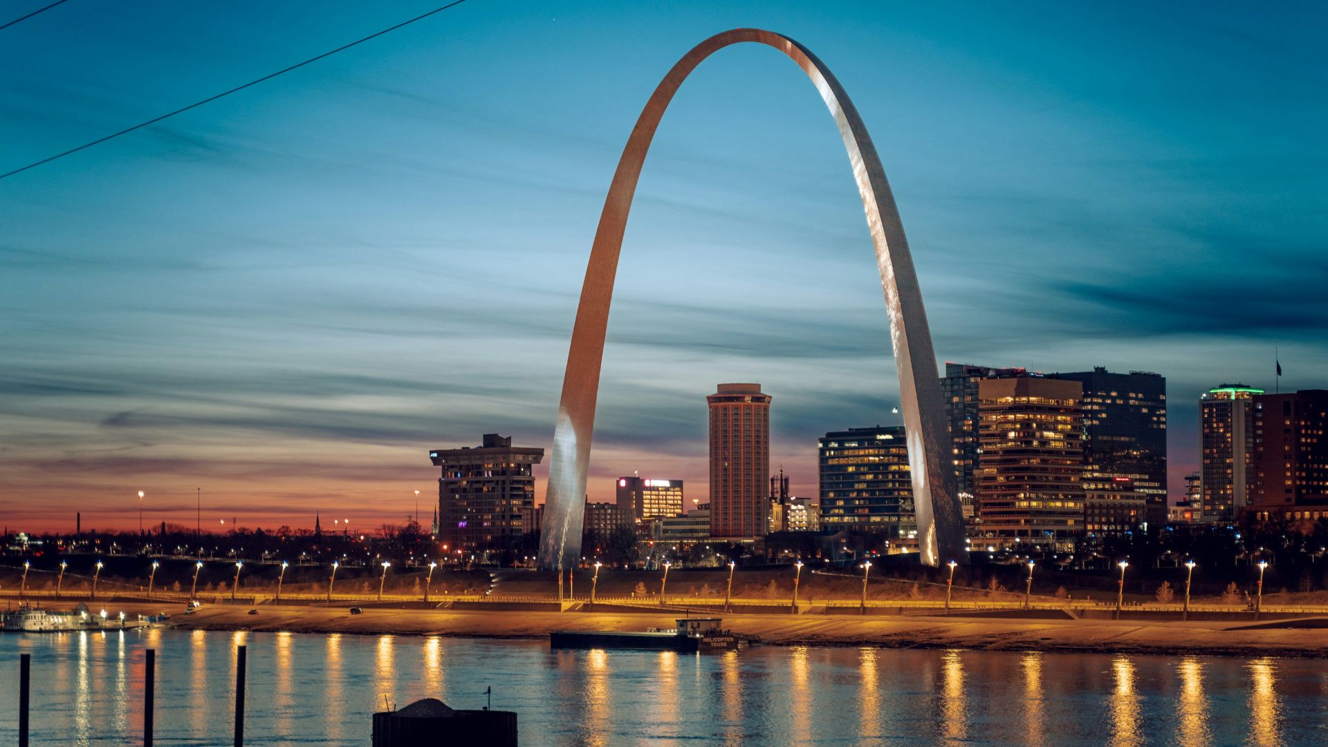 the st louis arch is lit up at night
