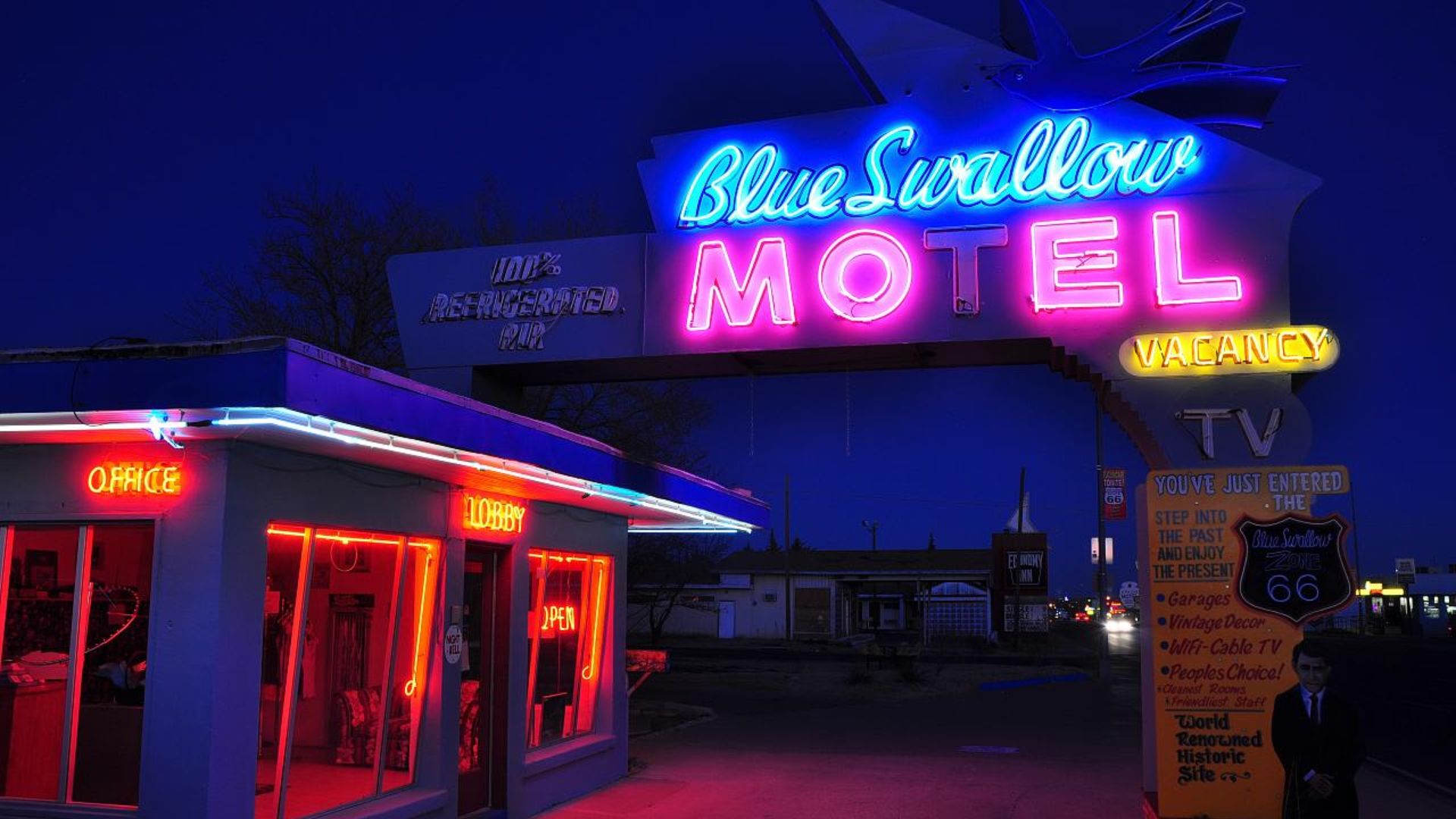 File:Blue Swallow Motel (3211673774).jpg