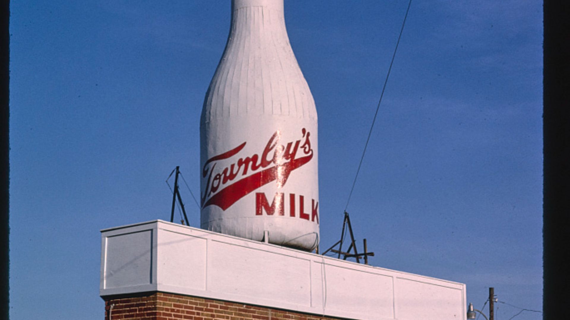 File:Roadside America -- Townley milk bottle, Oklahoma City, Oklahoma (26447766349).jpg