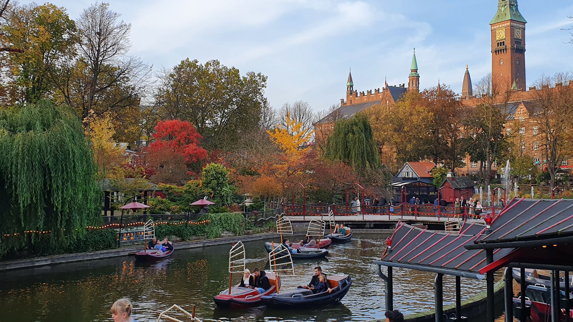 File:Bootjes in Tivoli Kopenhagen.jpg