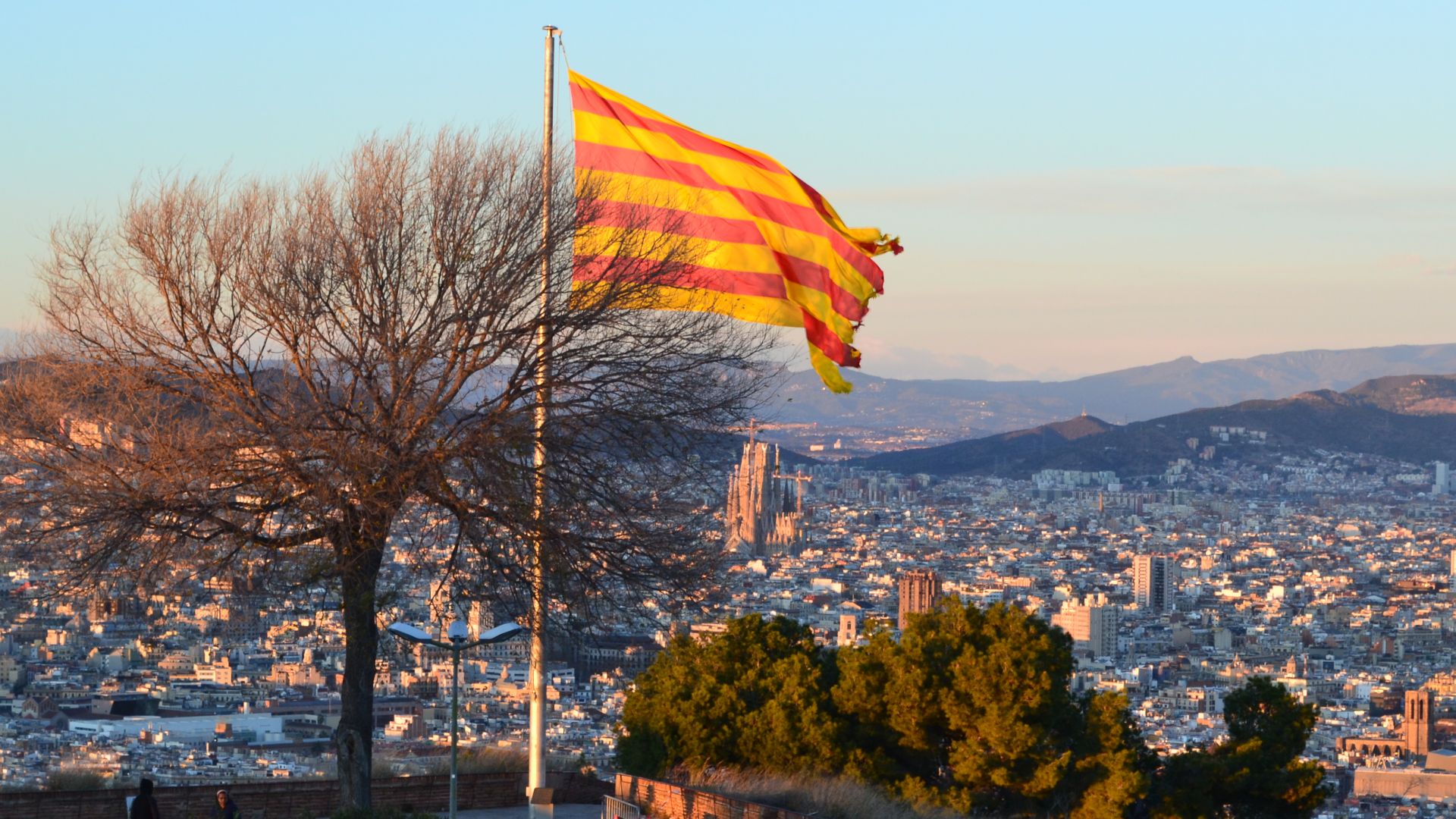 File:The Senyera overlooks Barcelona.jpg